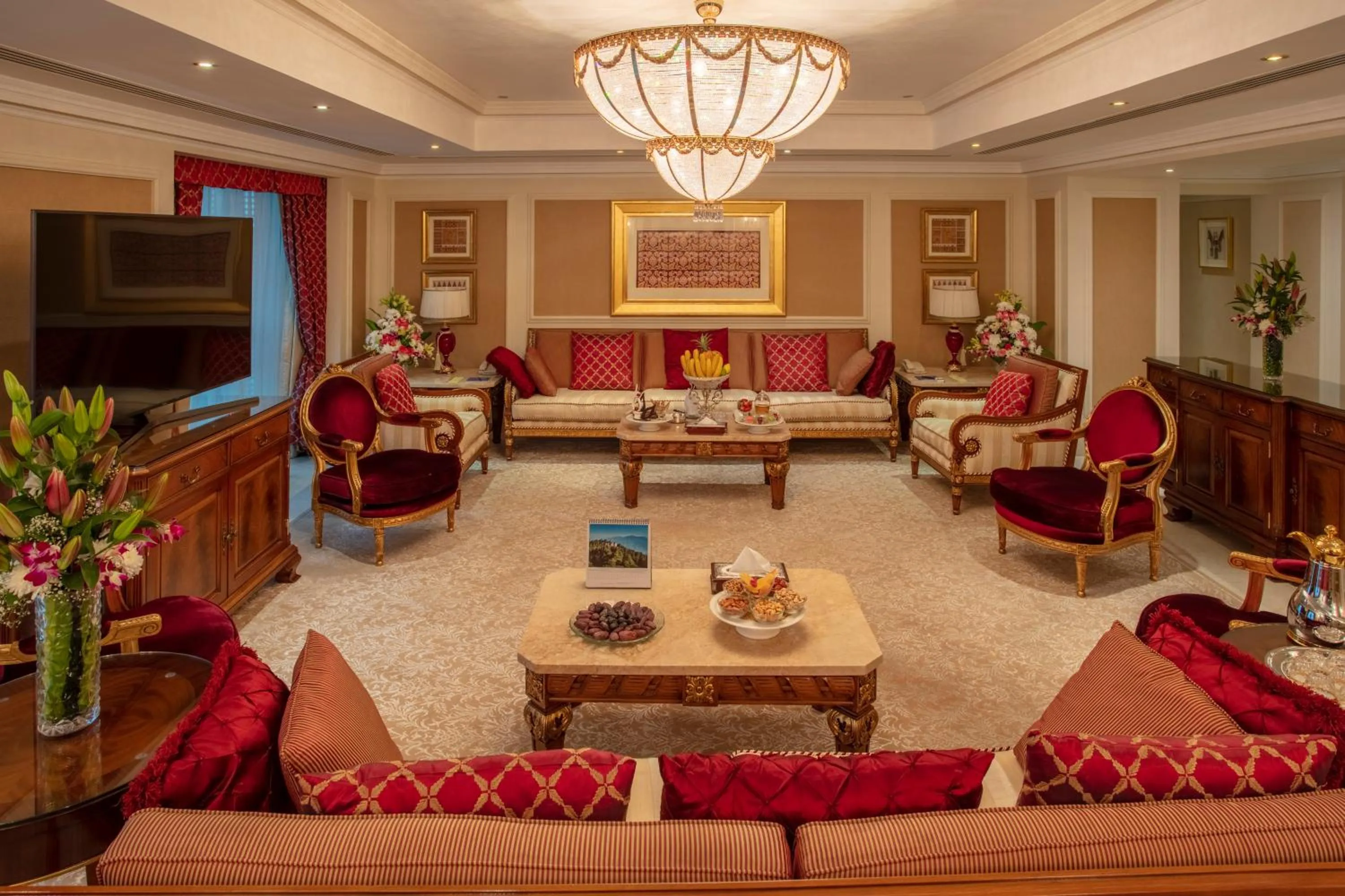 Communal lounge/ TV room in The Oberoi Madina المدينة أوبروي