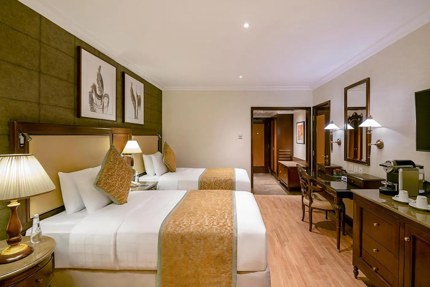 Bed in The Oberoi Madina المدينة أوبروي