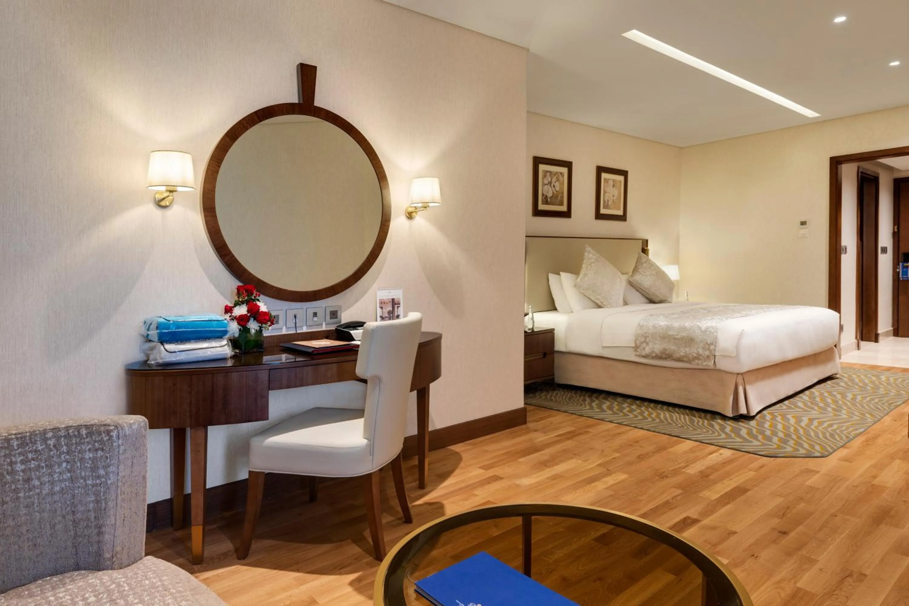 Photo of the whole room, Bed in The Oberoi Madina المدينة أوبروي