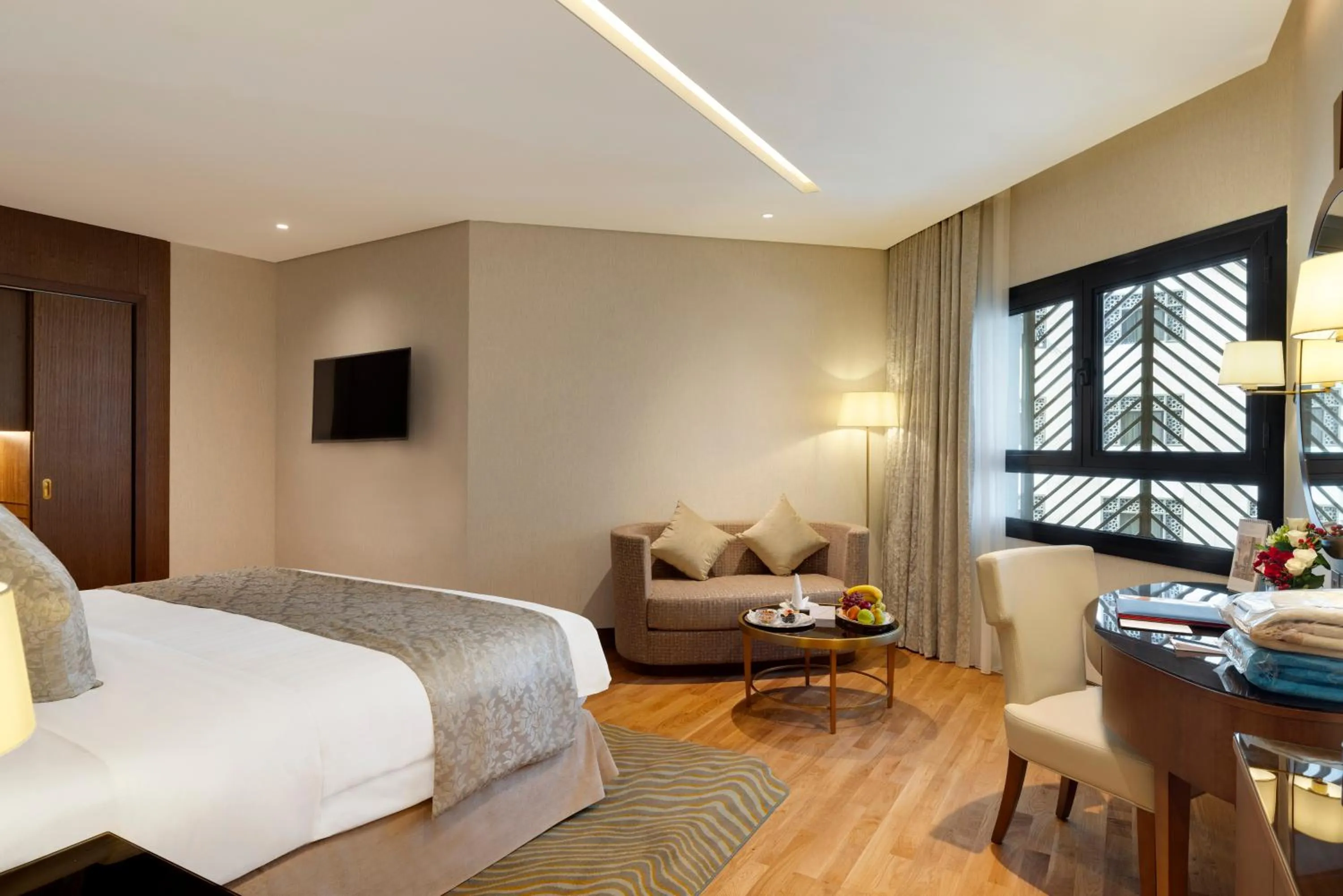 Photo of the whole room, Bed in The Oberoi Madina المدينة أوبروي