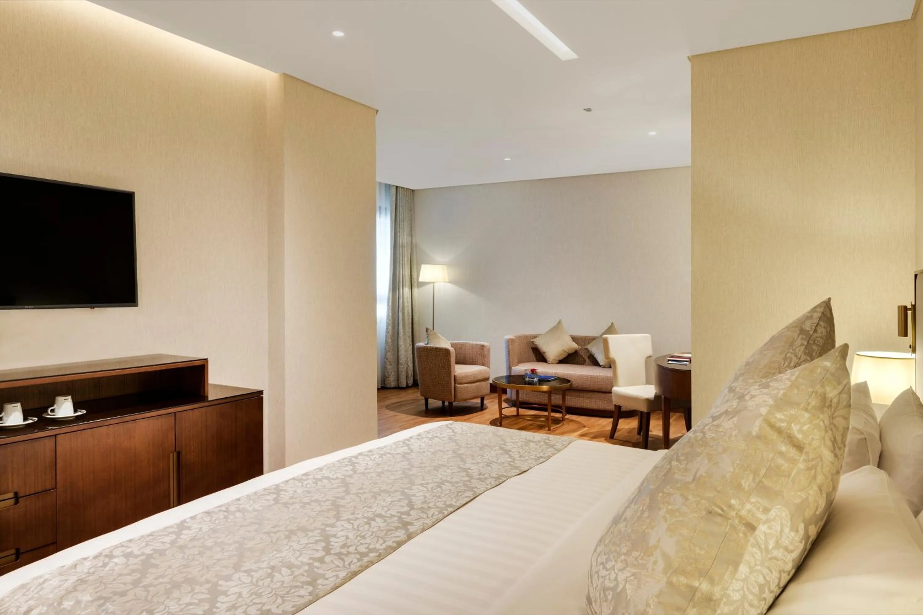 Photo of the whole room, Bed in The Oberoi Madina المدينة أوبروي