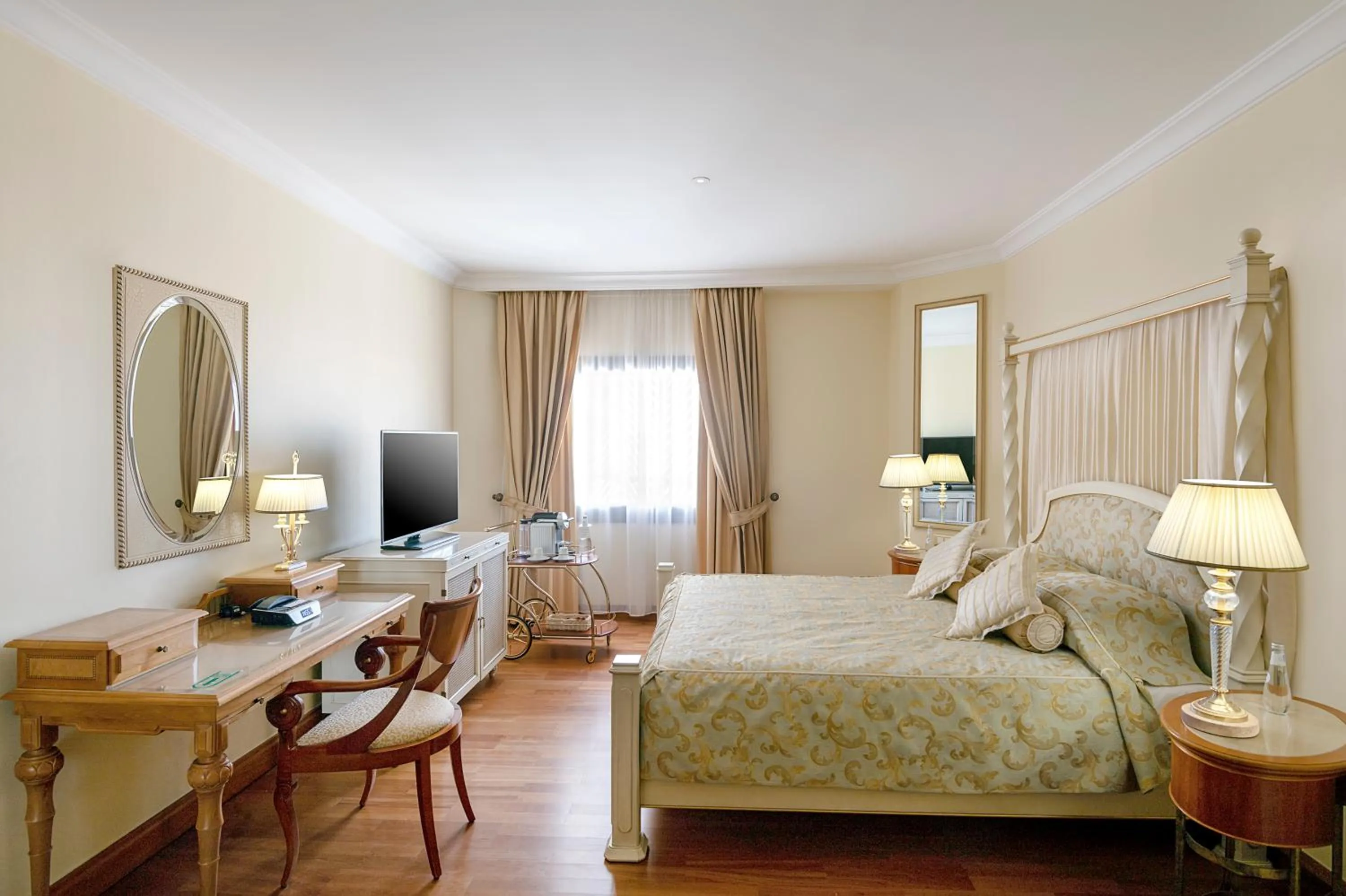 Bed in The Oberoi Madina المدينة أوبروي