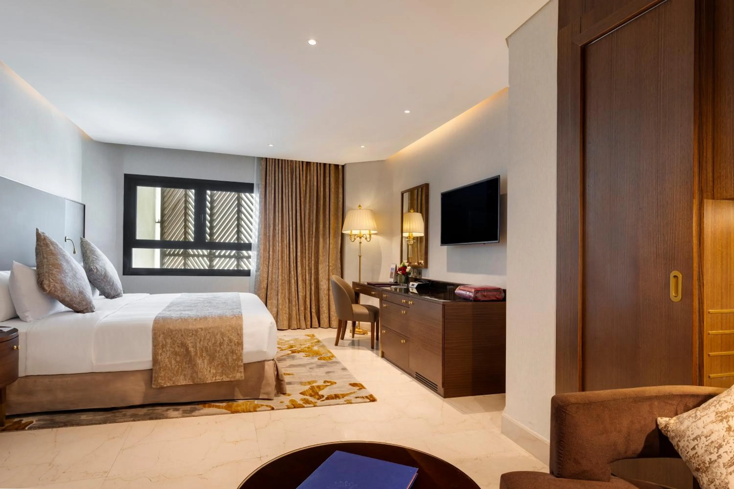 Bedroom, Bed in The Oberoi Madina المدينة أوبروي