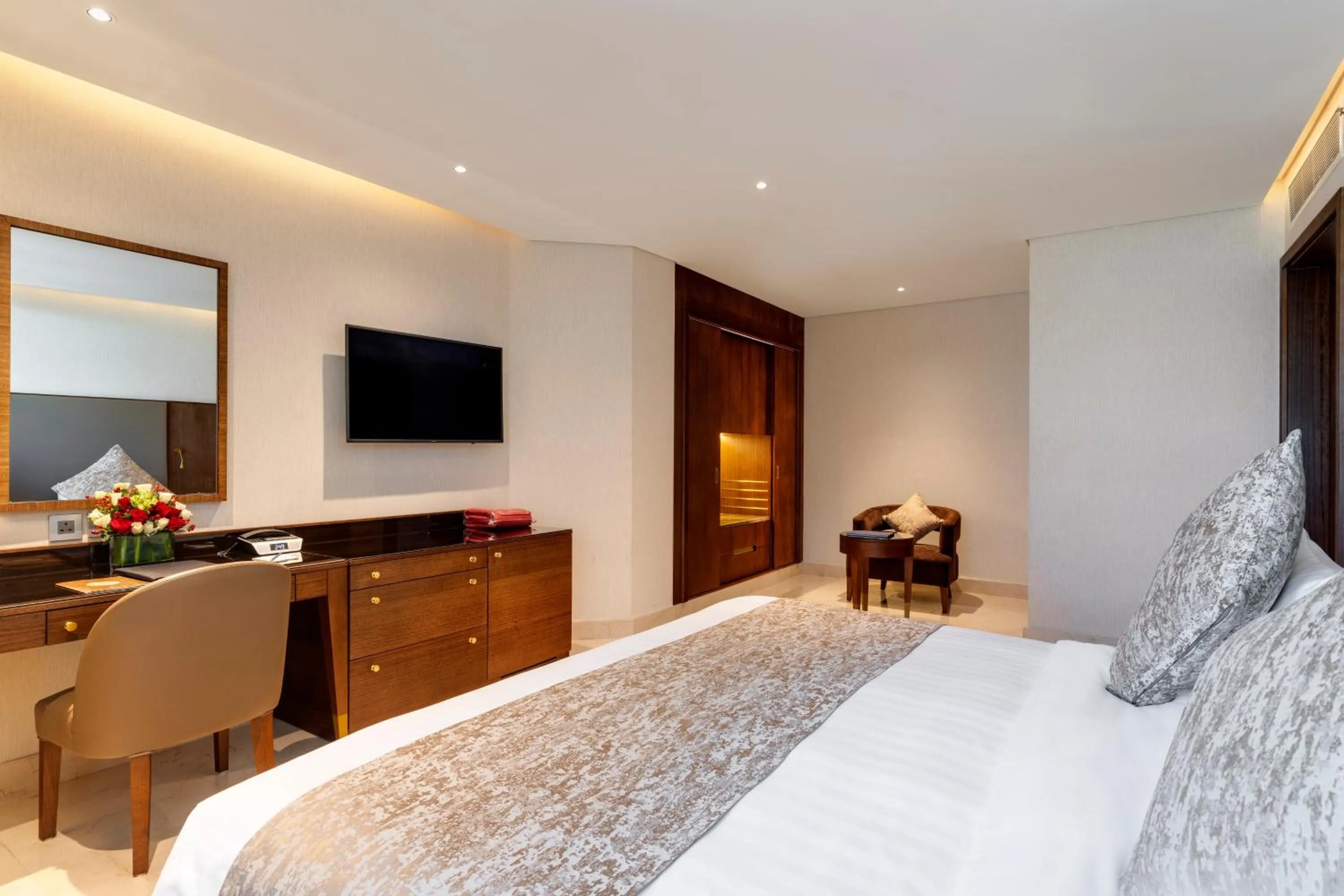 Bedroom, Bed in The Oberoi Madina المدينة أوبروي