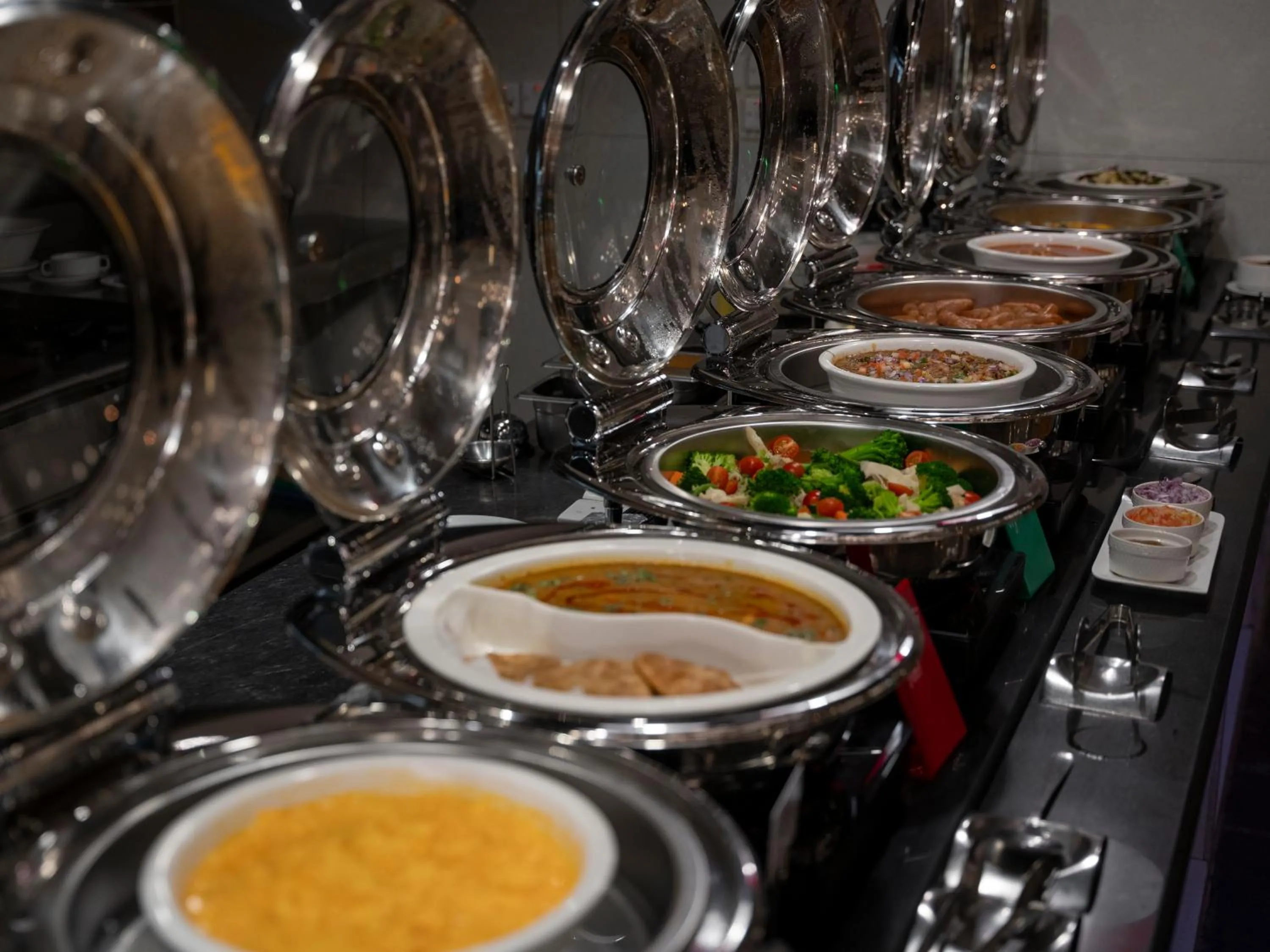 Restaurant/places to eat in Golden Tulip Muscat