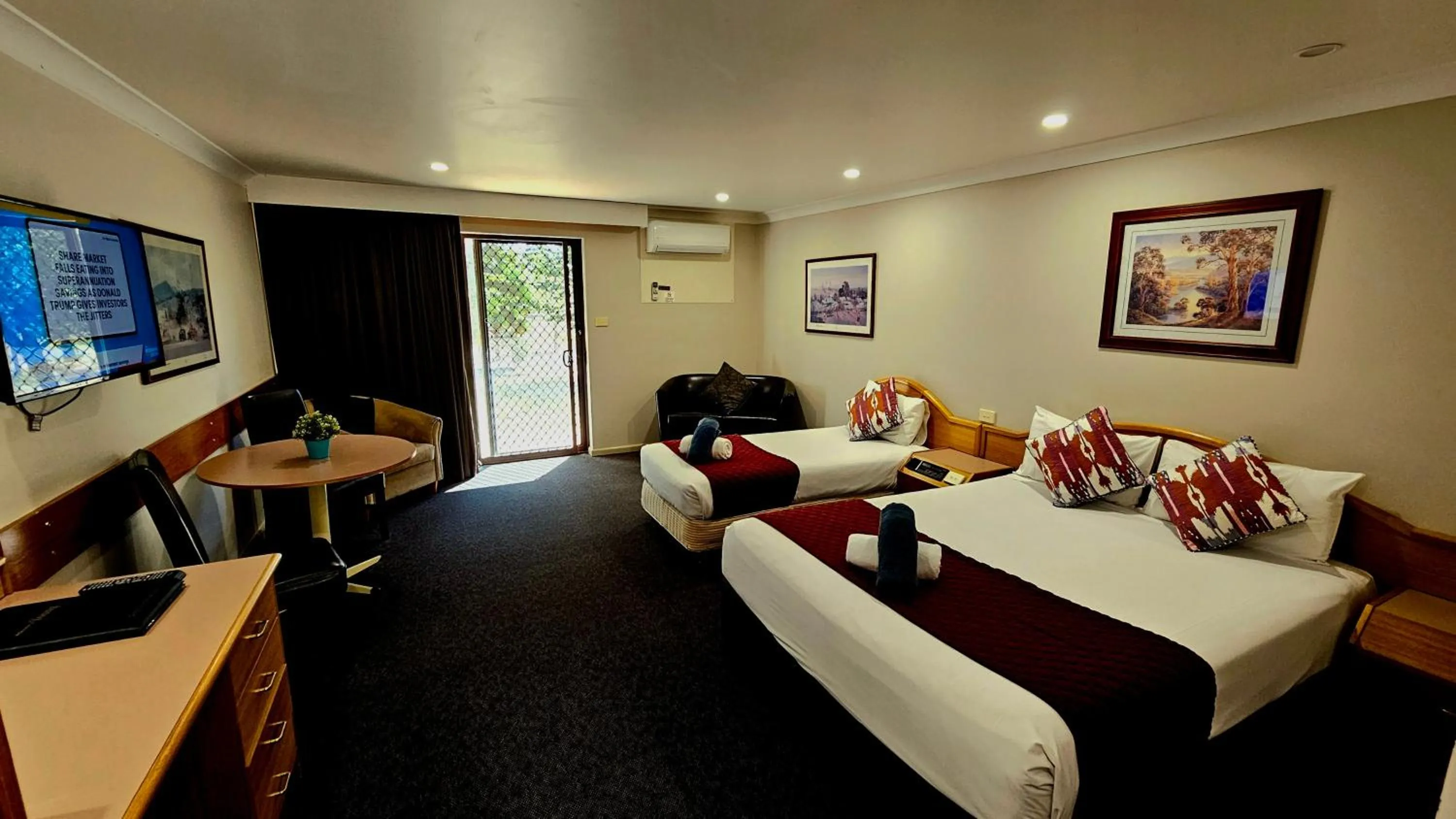 Seating area, Bed in Hilltops Retreat Motor Inn