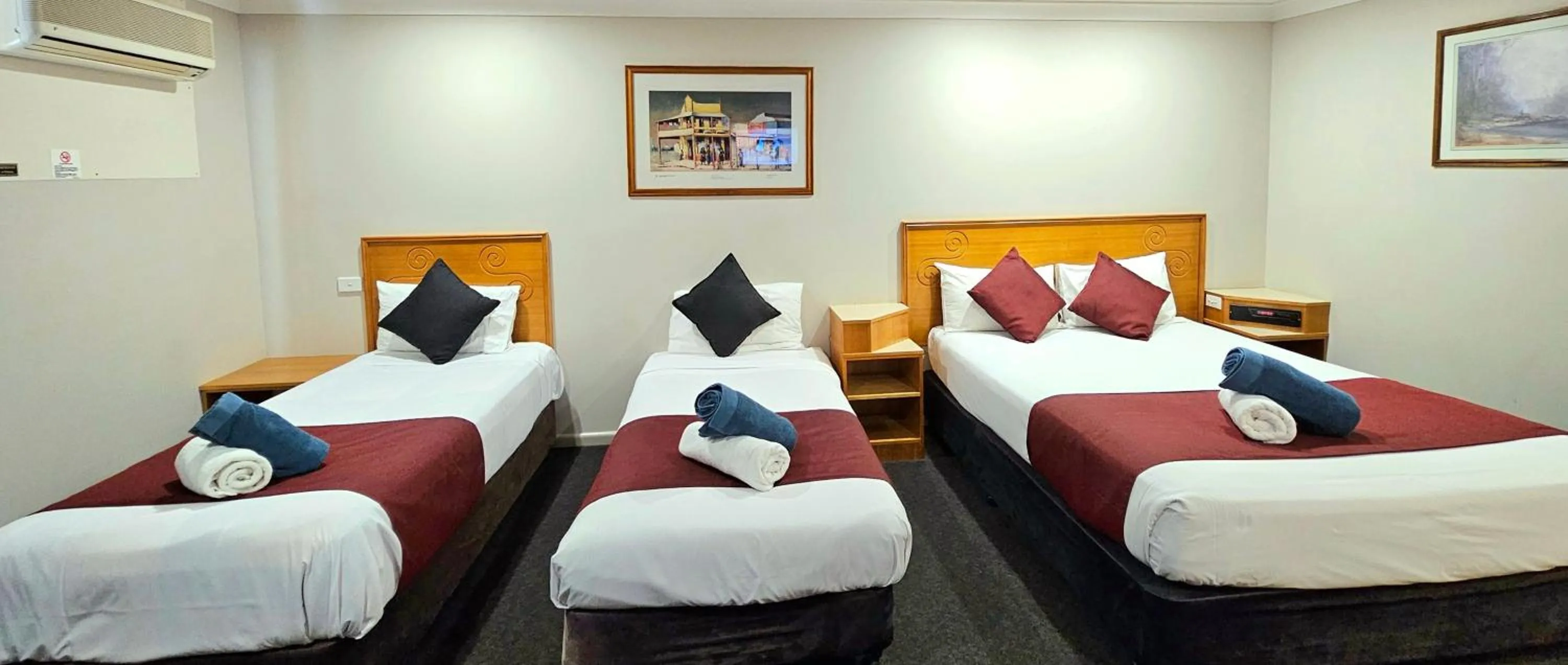 Photo of the whole room, Bed in Hilltops Retreat Motor Inn