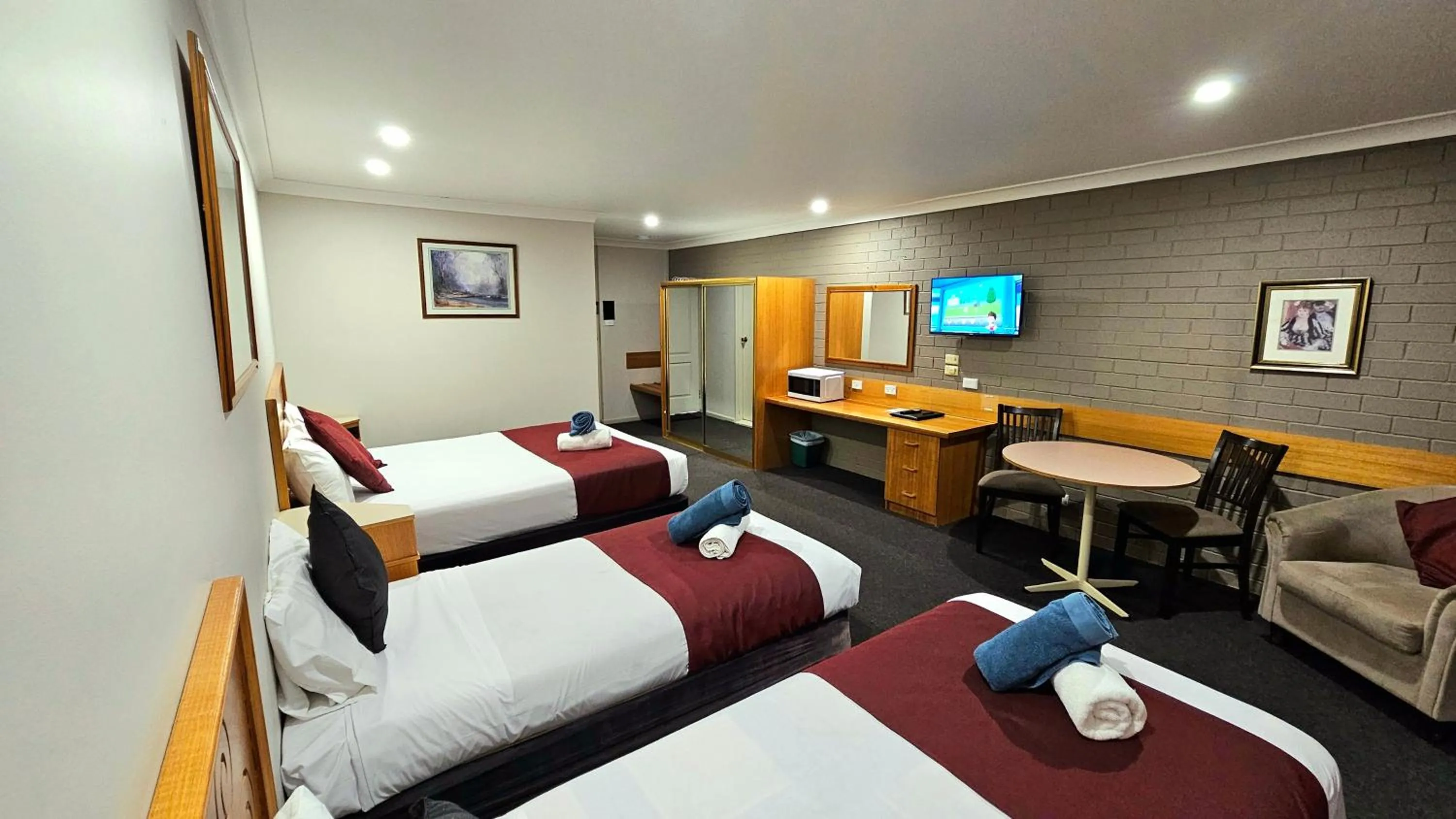 Photo of the whole room, Bed in Hilltops Retreat Motor Inn