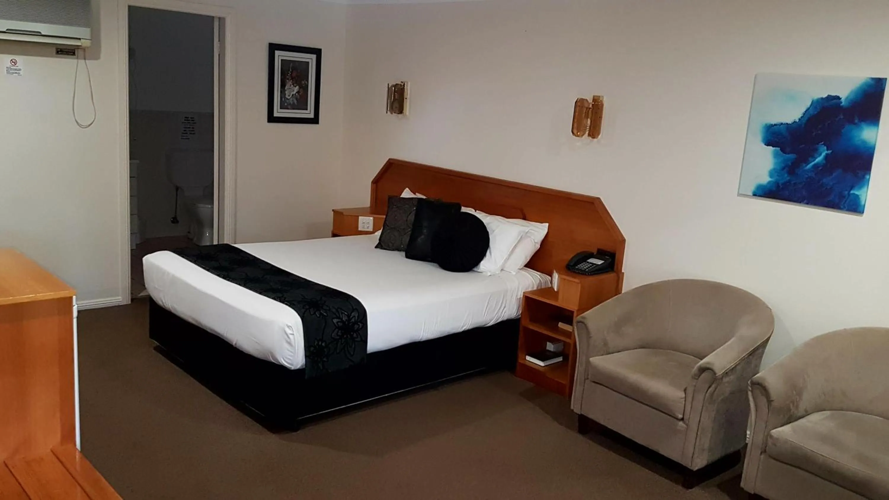 Photo of the whole room, Bed in Hilltops Retreat Motor Inn