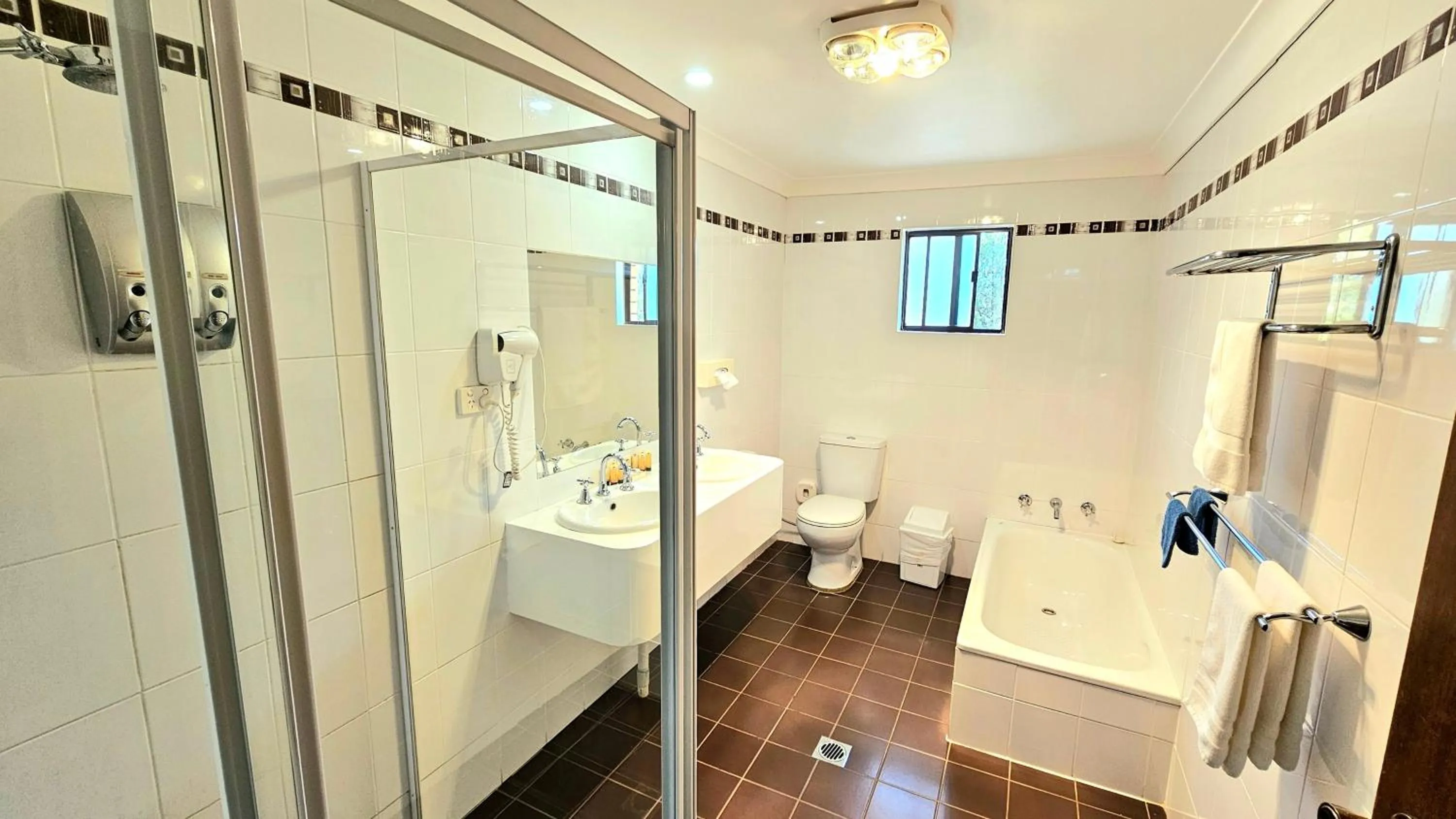 Shower in Hilltops Retreat Motor Inn