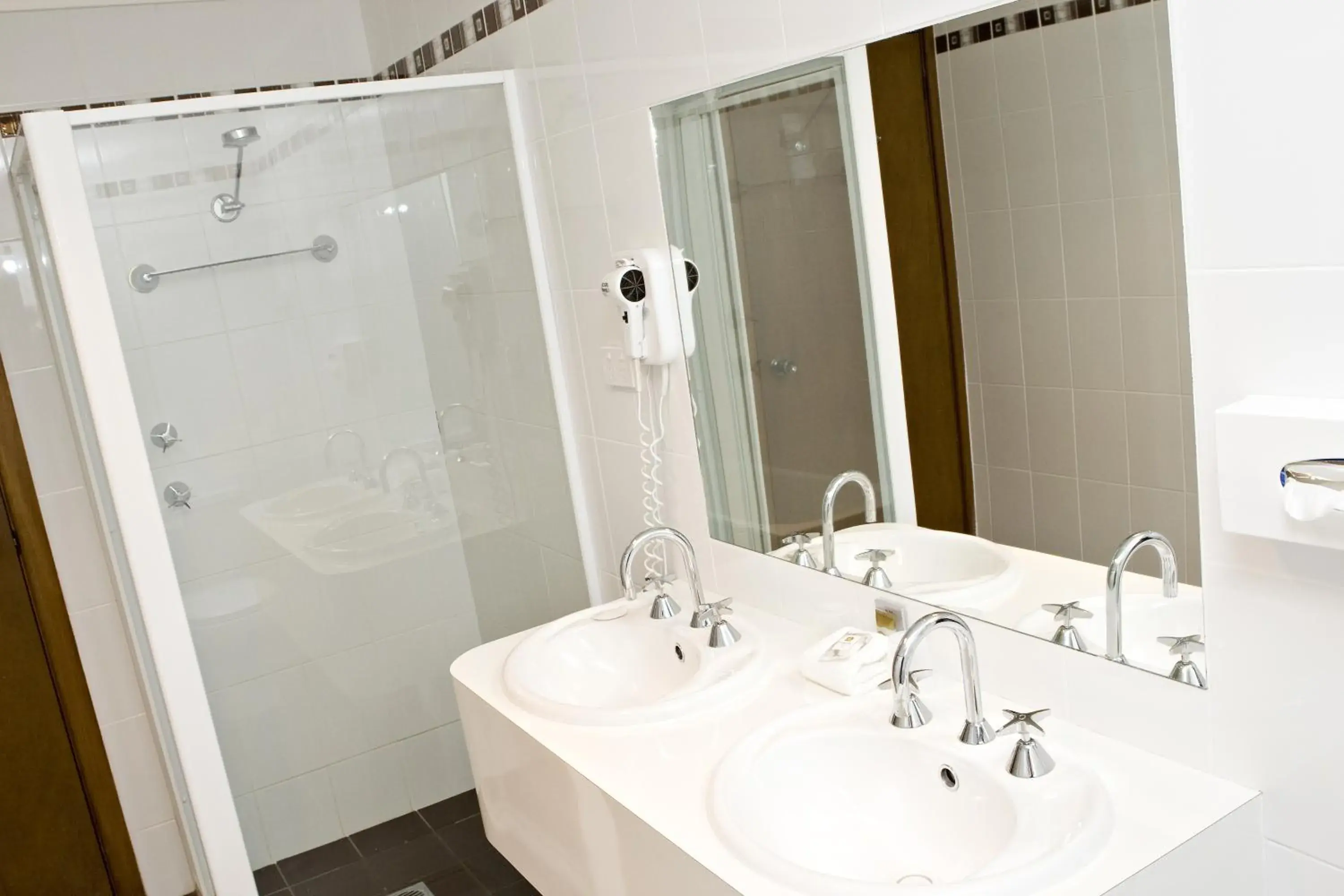 Deluxe Two-Bedroom Apartment with Garden View in Hilltops Retreat Motor Inn Deluxe Two-Bedroom Apartment with Garden View in Hilltops Retreat Motor Inn