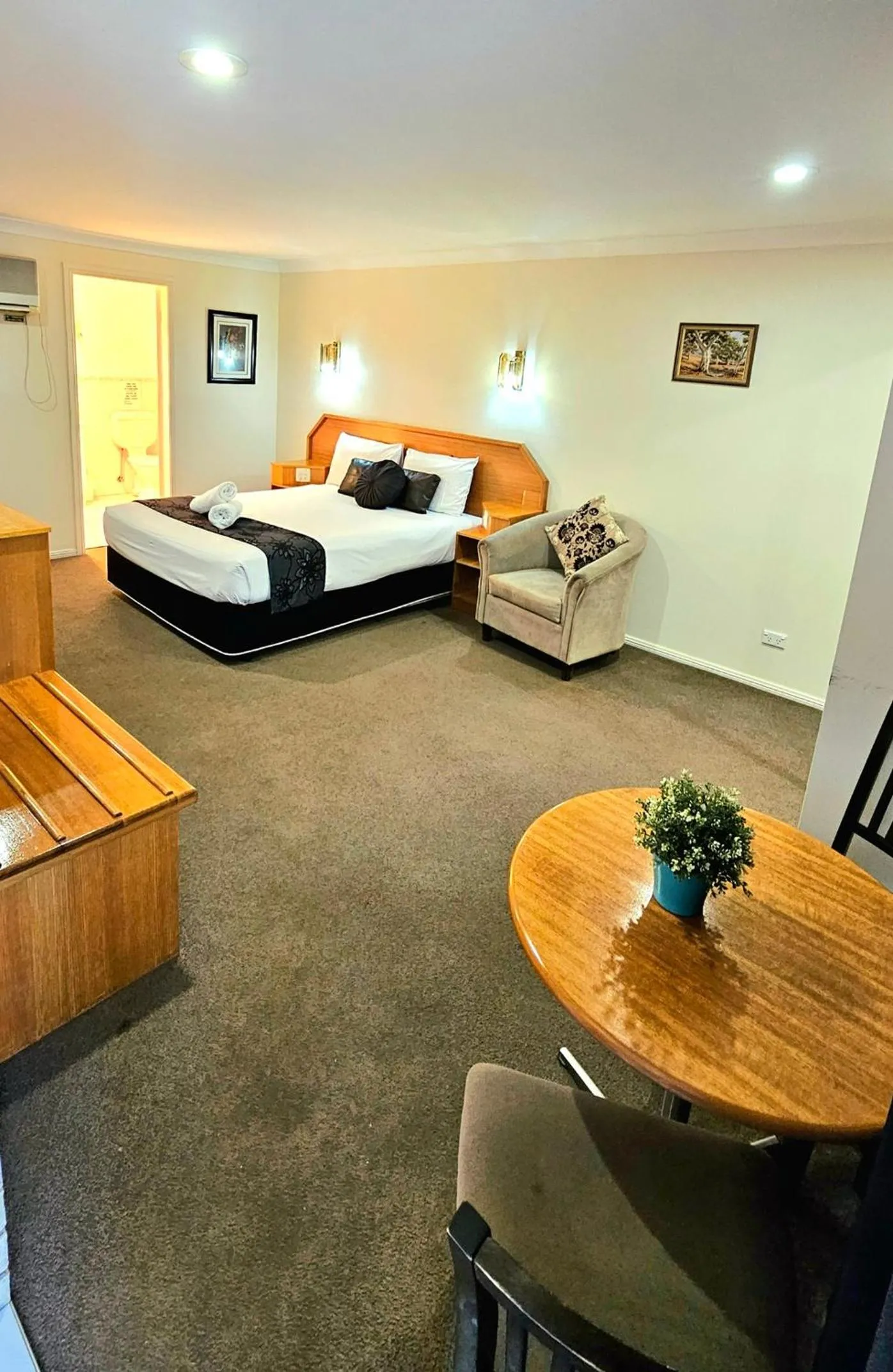 Photo of the whole room, Bed in Hilltops Retreat Motor Inn