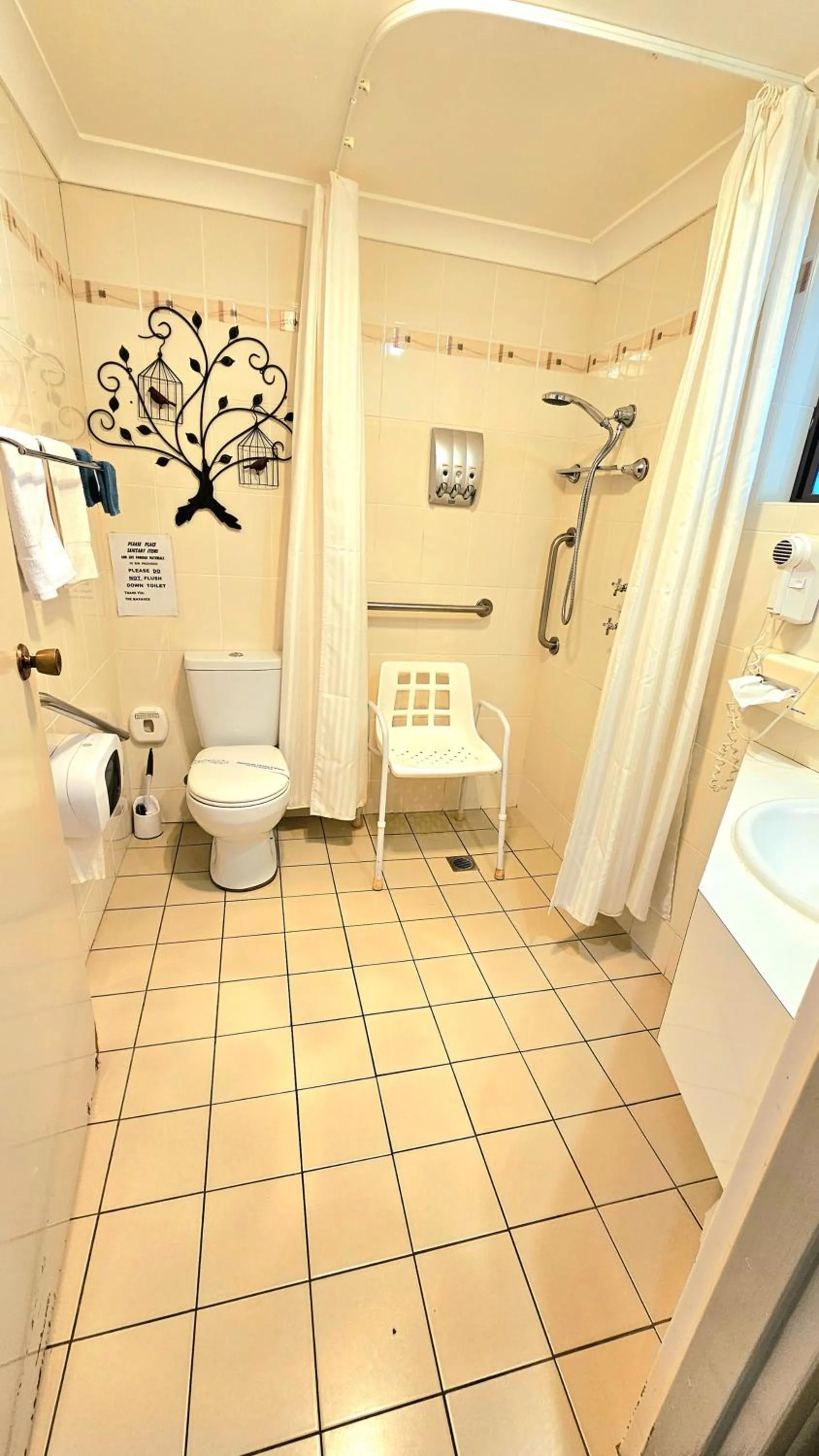 Shower in Hilltops Retreat Motor Inn