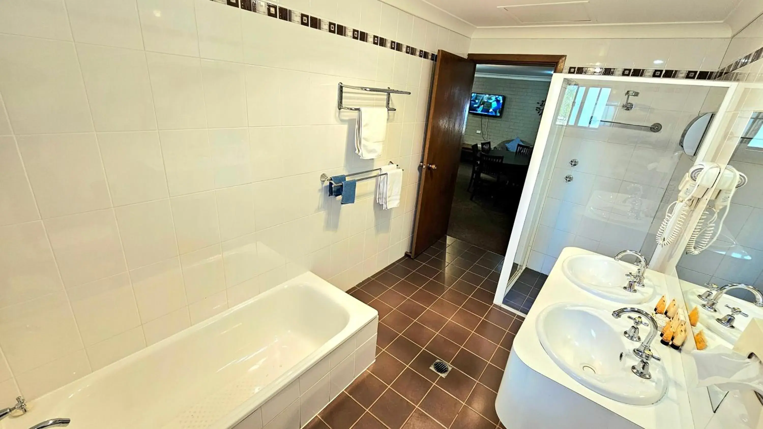 Deluxe Two-Bedroom Apartment with Garden View in Hilltops Retreat Motor Inn Deluxe Two-Bedroom Apartment with Garden View in Hilltops Retreat Motor Inn