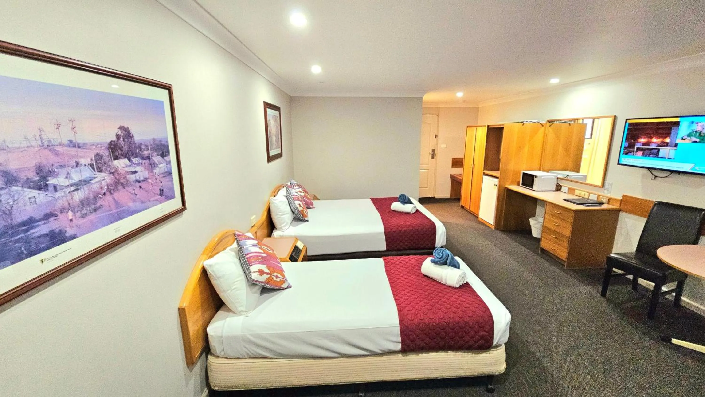 Bedroom, Bed in Hilltops Retreat Motor Inn