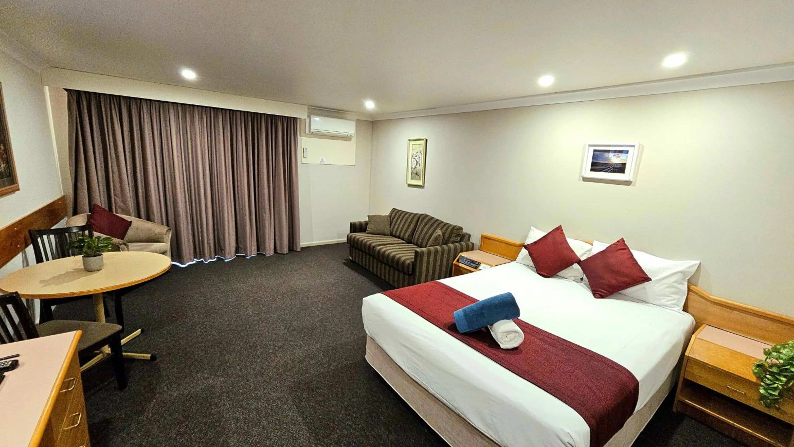 Photo of the whole room, Bed in Hilltops Retreat Motor Inn