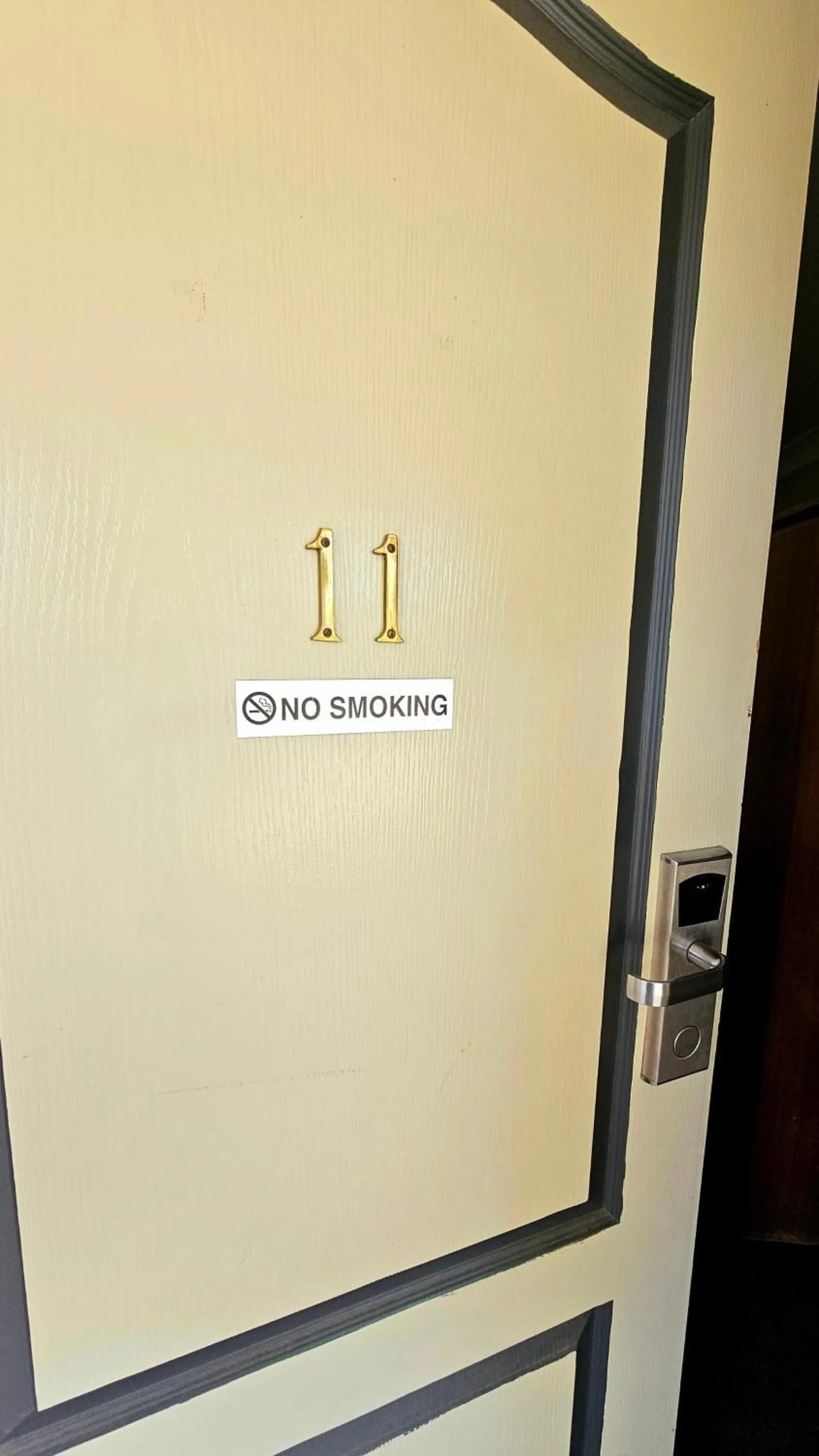 Text overlay in Hilltops Retreat Motor Inn