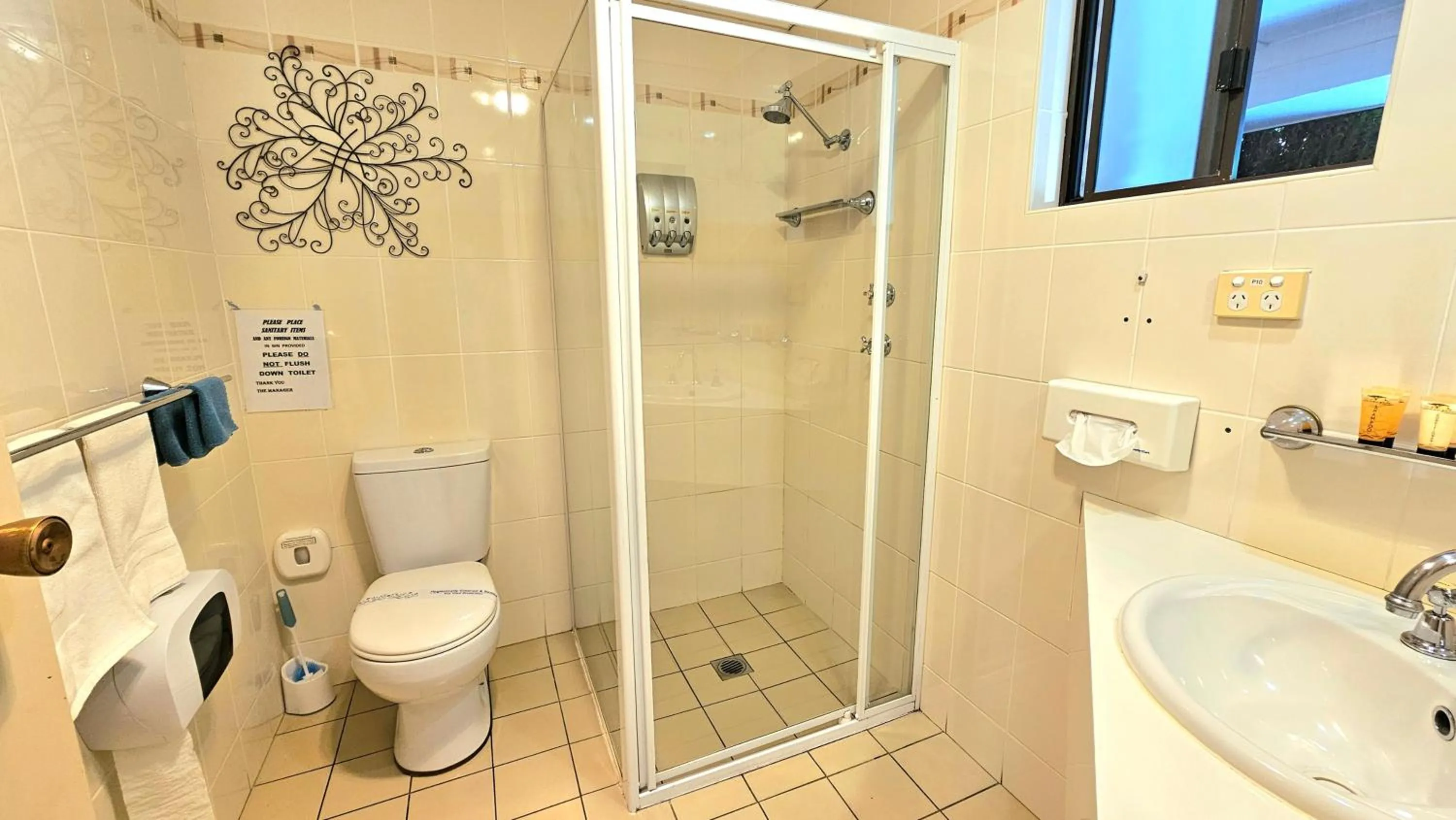 Shower in Hilltops Retreat Motor Inn