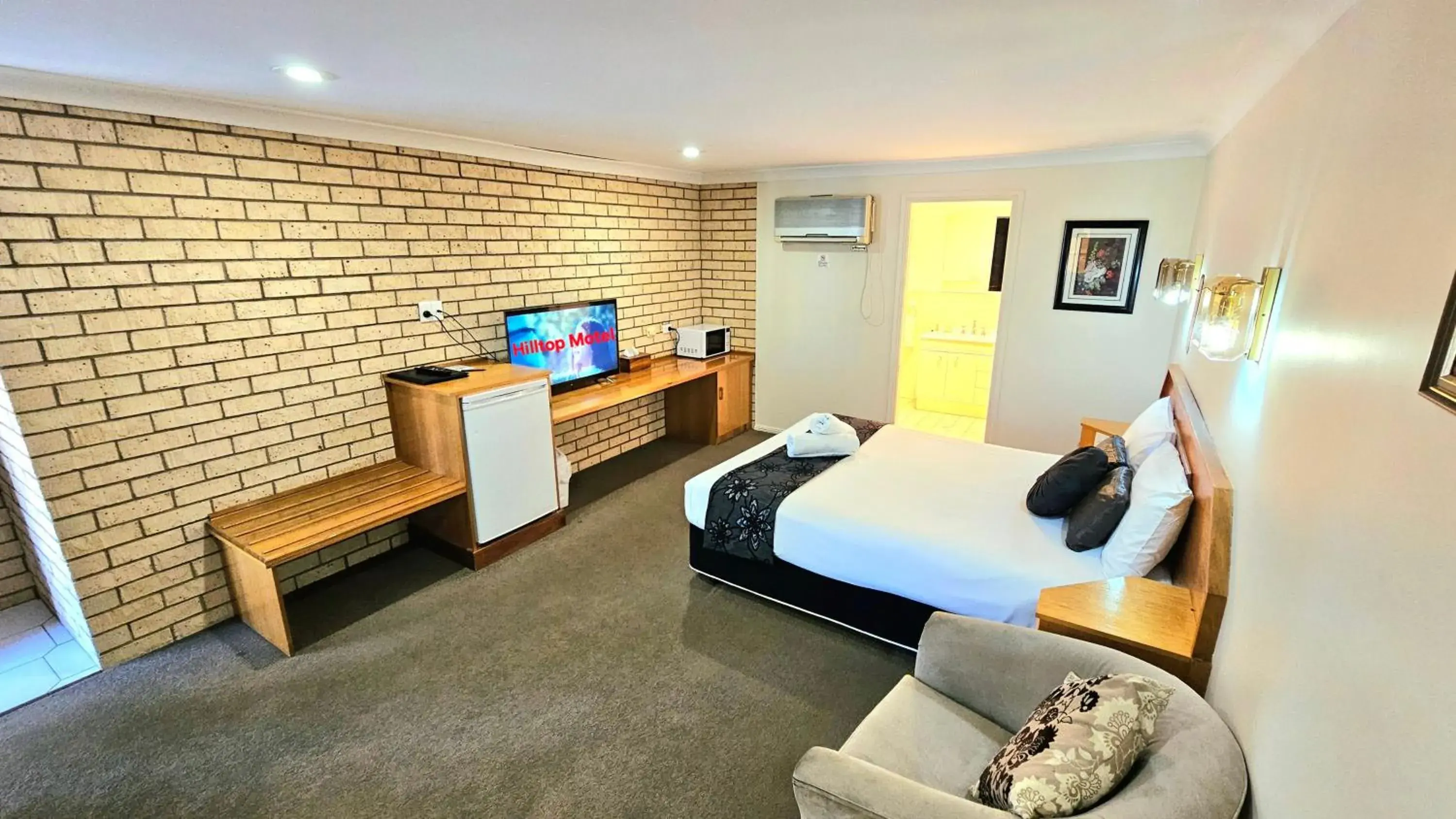 Double Room with Spa Bath in Hilltops Retreat Motor Inn Double Room with Spa Bath in Hilltops Retreat Motor Inn