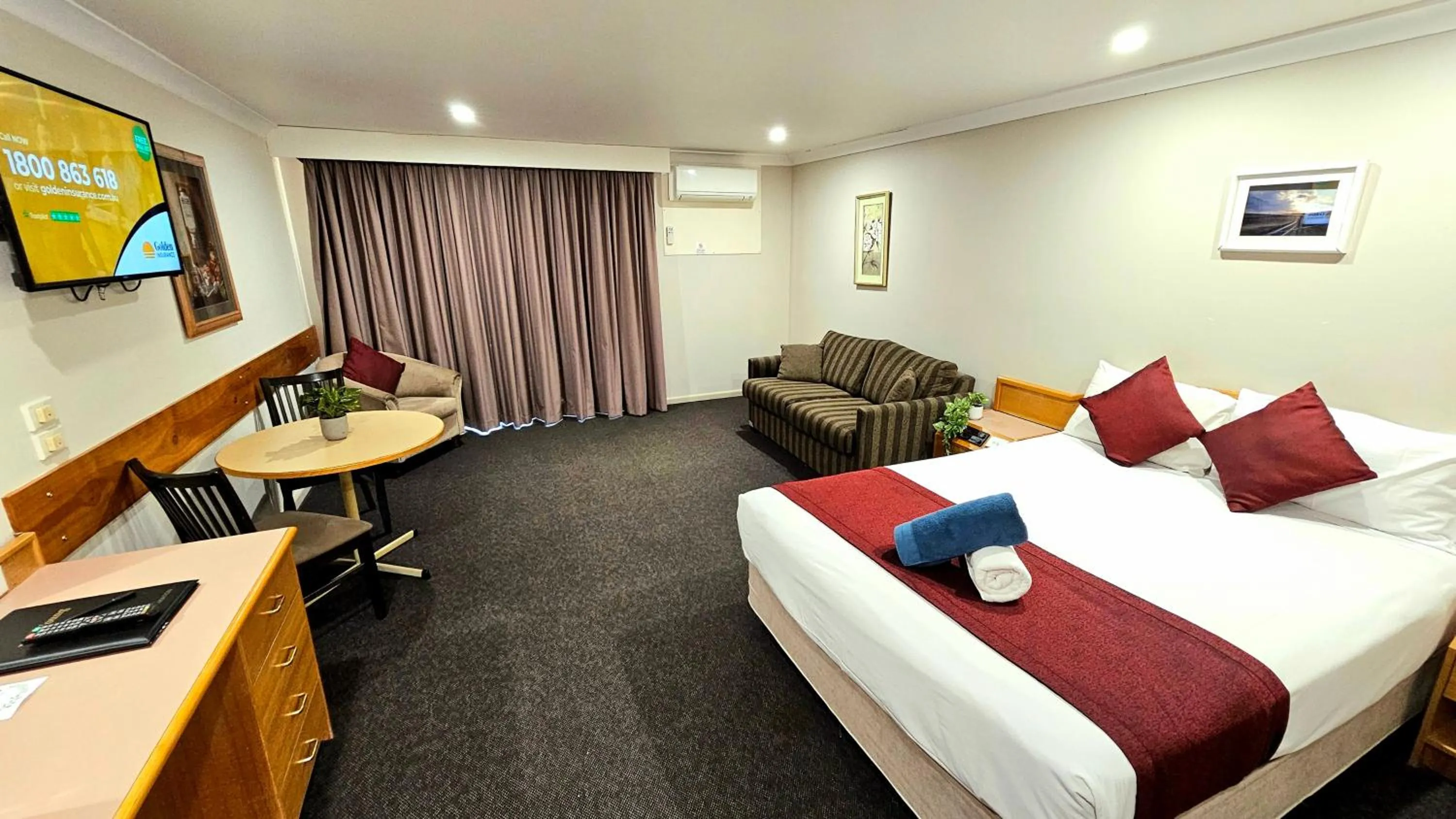 Photo of the whole room, Bed in Hilltops Retreat Motor Inn