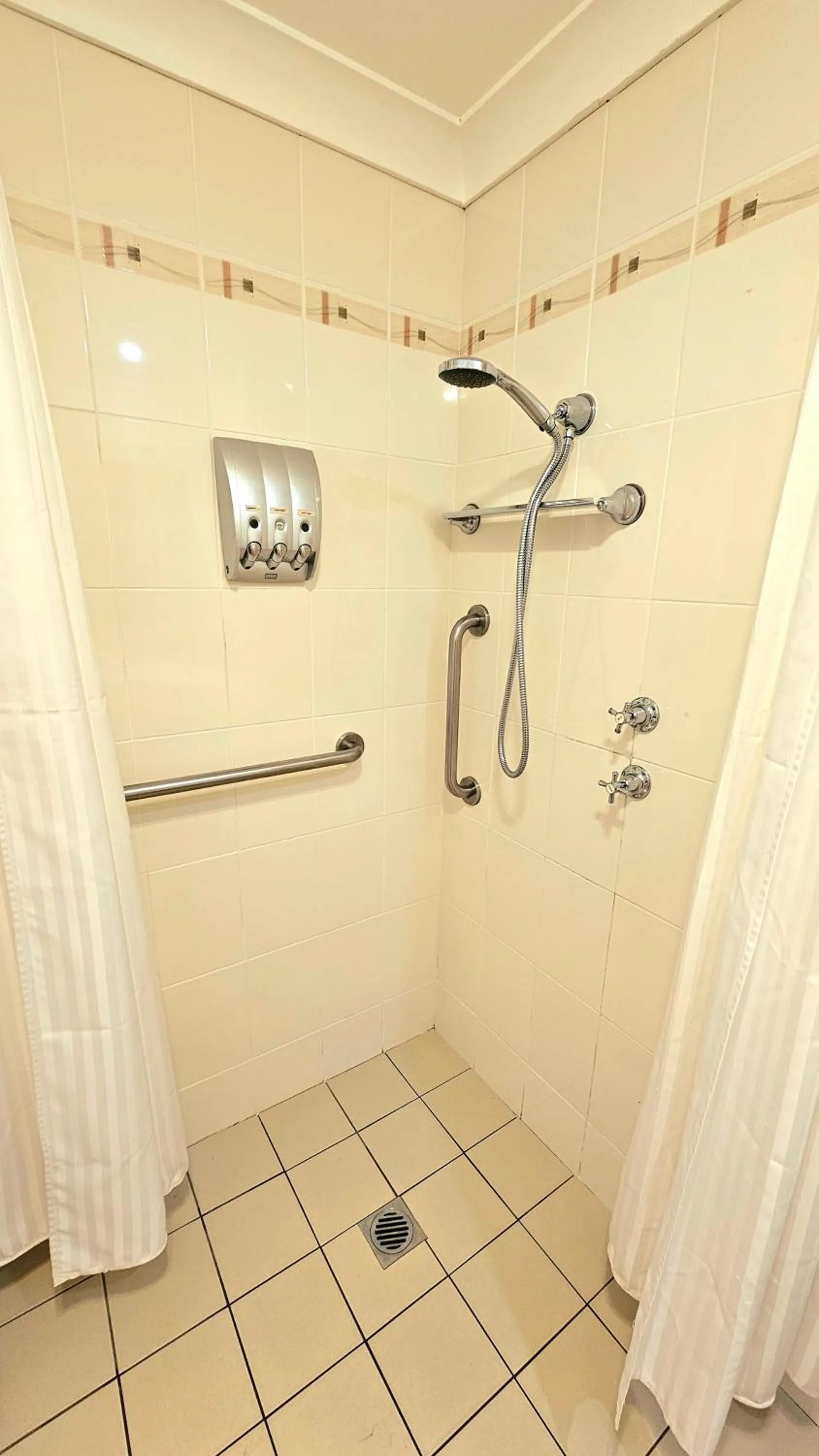 Shower in Hilltops Retreat Motor Inn
