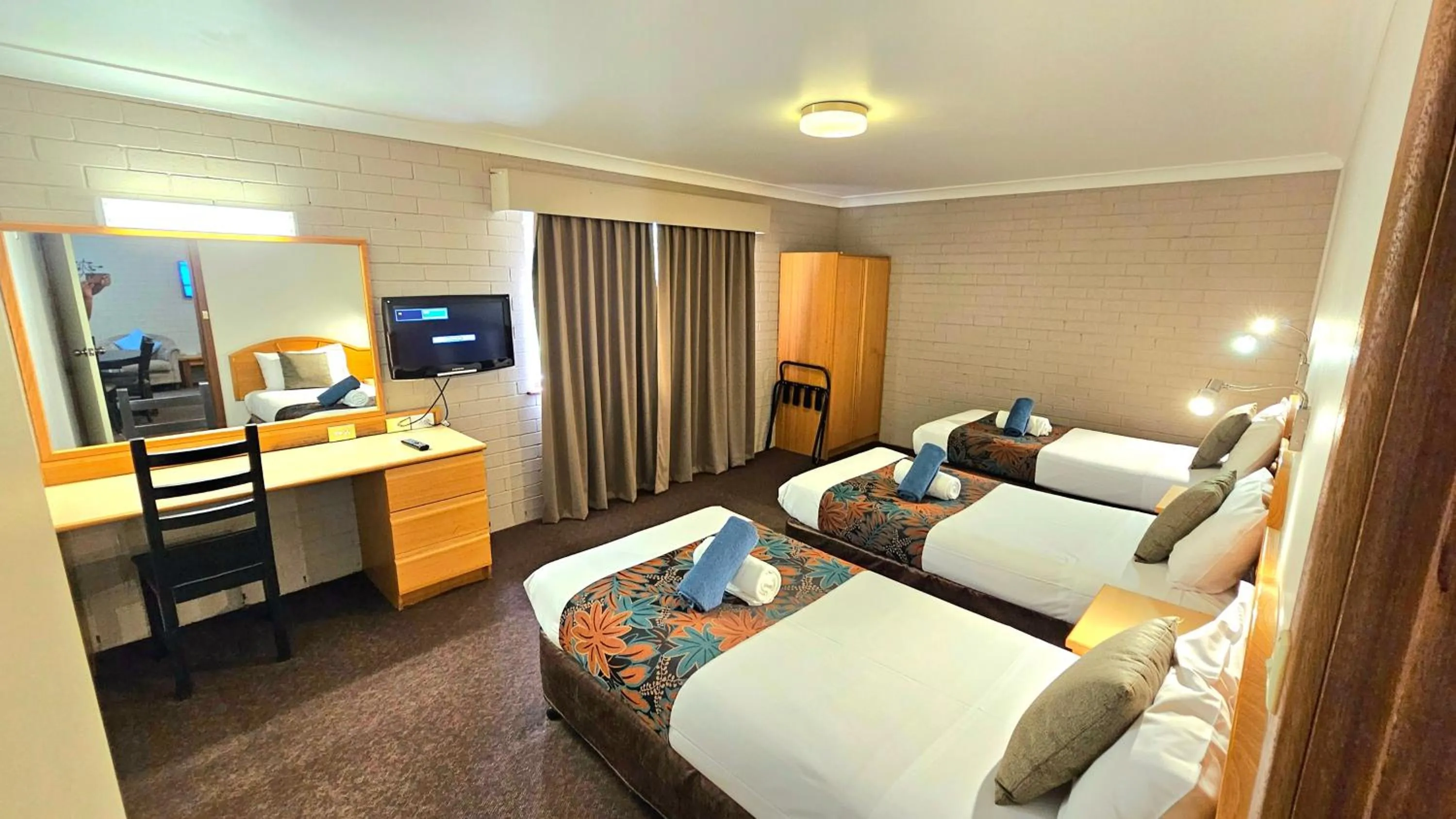 Bedroom, Bed in Hilltops Retreat Motor Inn