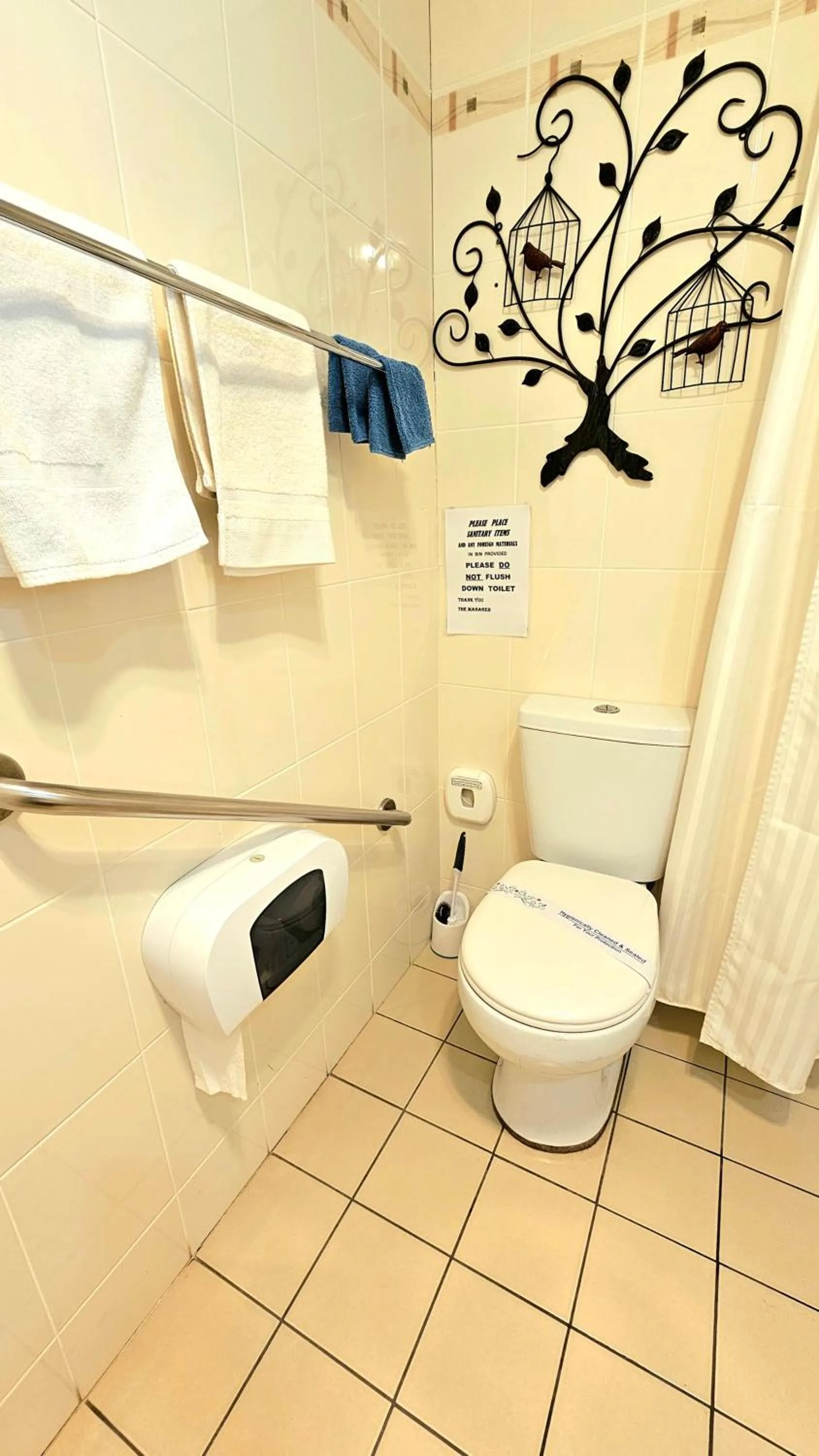 Toilet in Hilltops Retreat Motor Inn