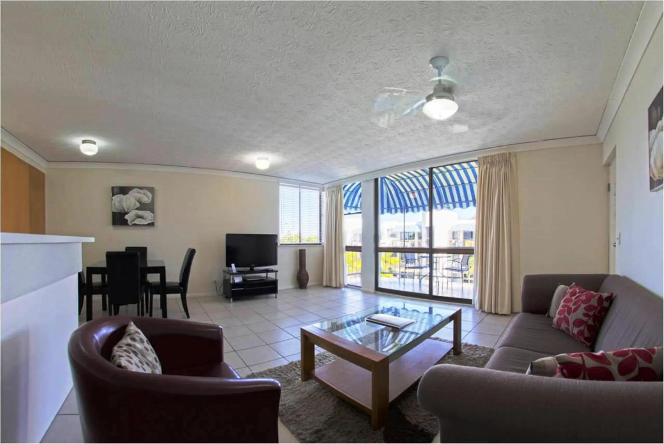 Communal lounge/ TV room in Headland Tropicana Resort