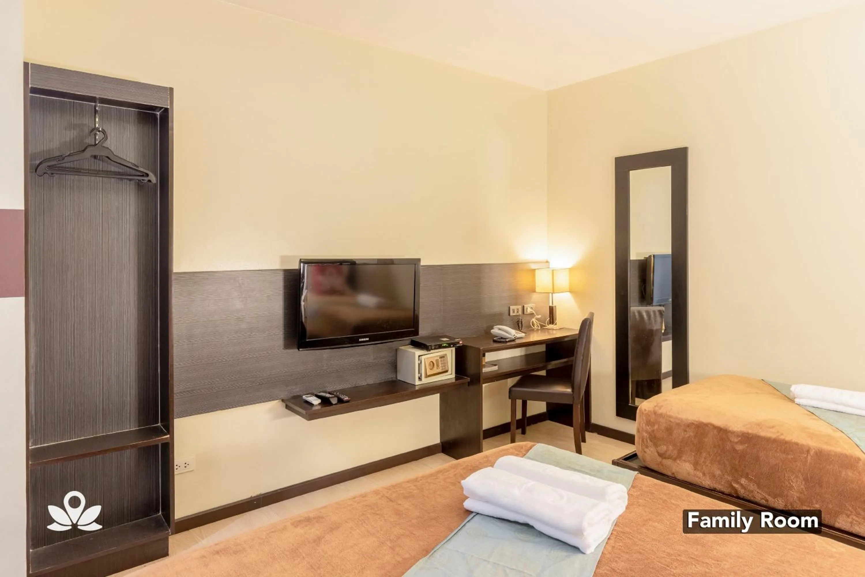 Bedroom, Bed in Lorenzzo Suites Hotel Makati