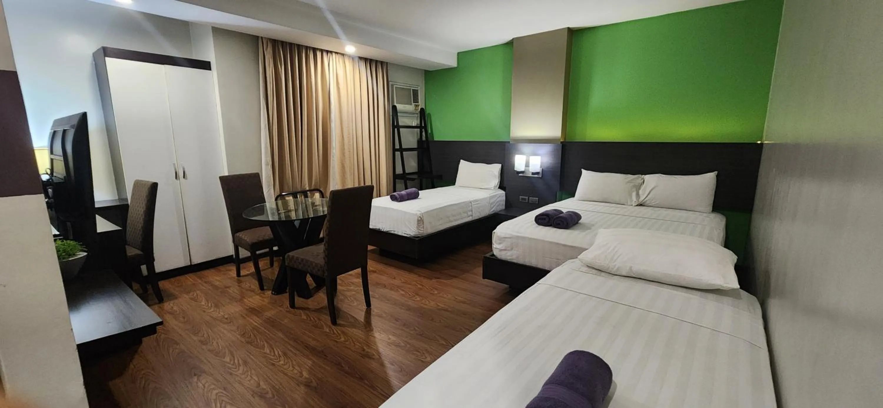 Bed in Lorenzzo Suites Hotel Makati