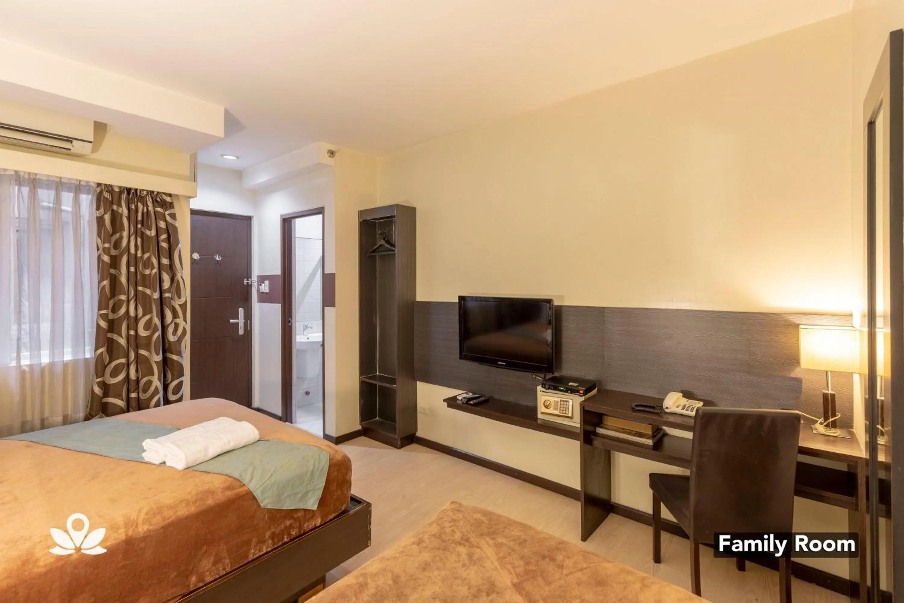 Bedroom, Bed in Lorenzzo Suites Hotel Makati