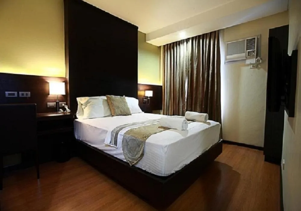 Bed in Lorenzzo Suites Hotel Makati