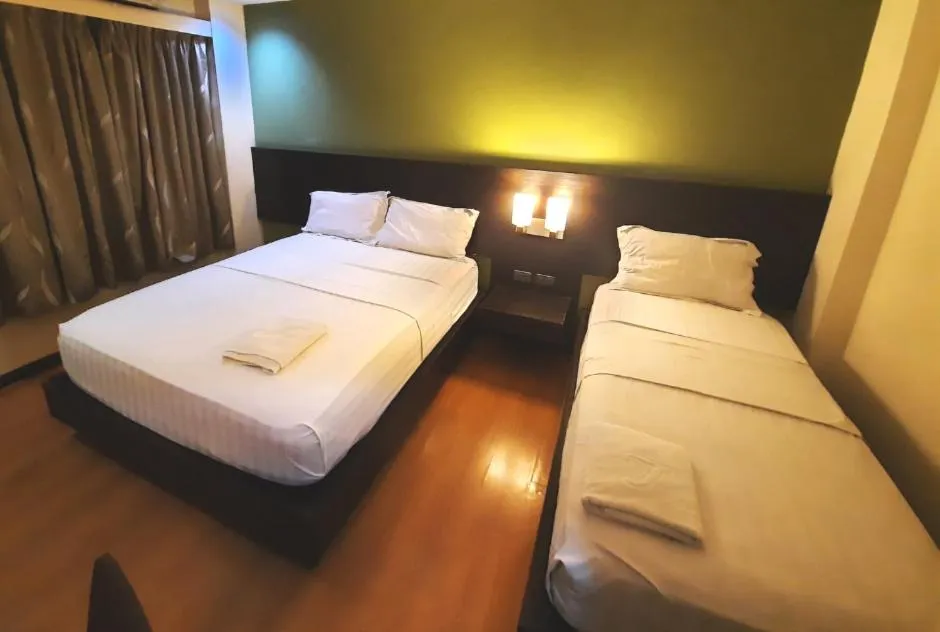 Bed in Lorenzzo Suites Hotel Makati