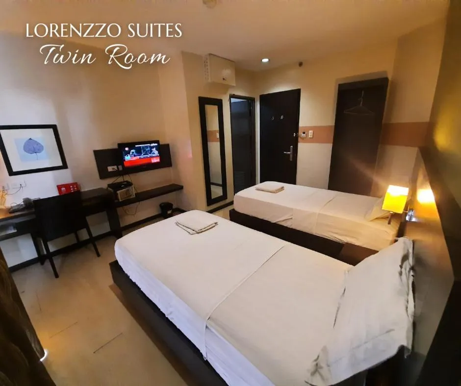 Bed in Lorenzzo Suites Hotel Makati