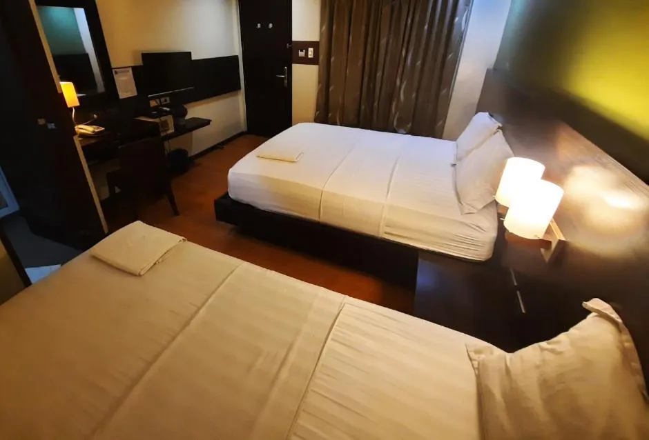 Bed in Lorenzzo Suites Hotel Makati