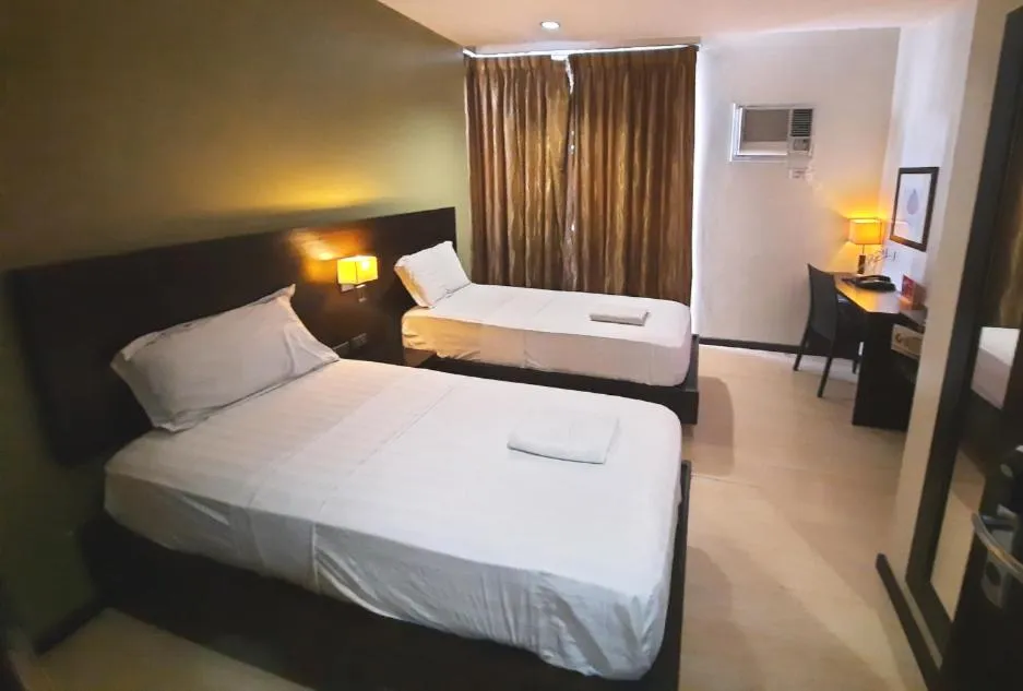 Bed in Lorenzzo Suites Hotel Makati