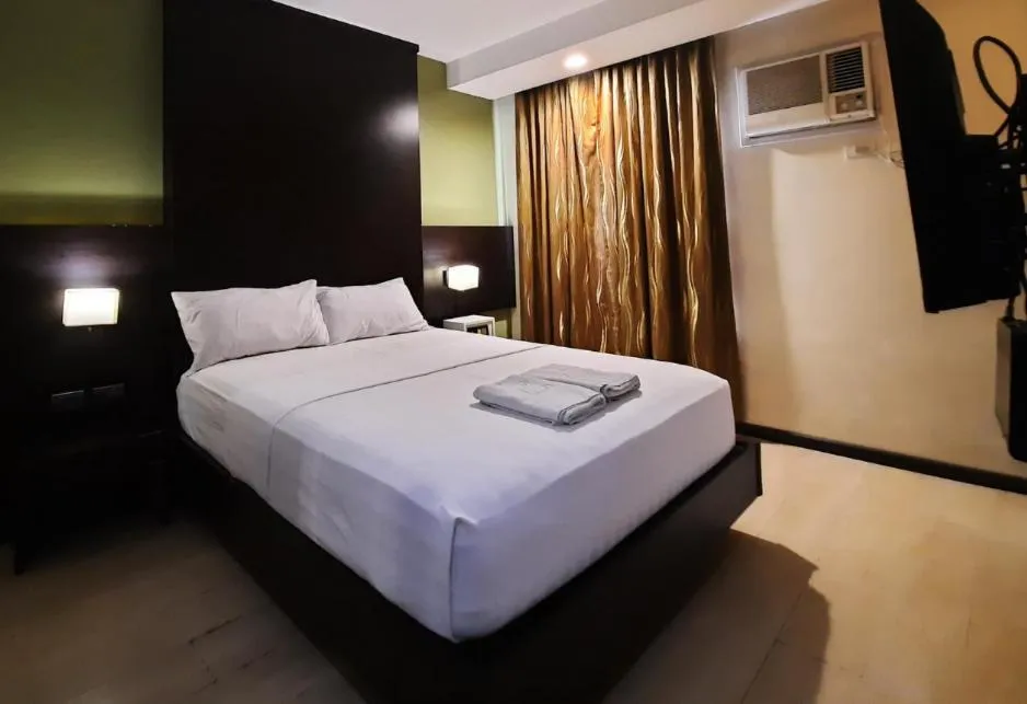 Bed in Lorenzzo Suites Hotel Makati