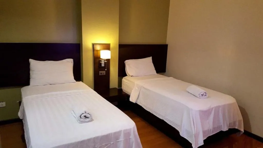 Bed in Lorenzzo Suites Hotel Makati