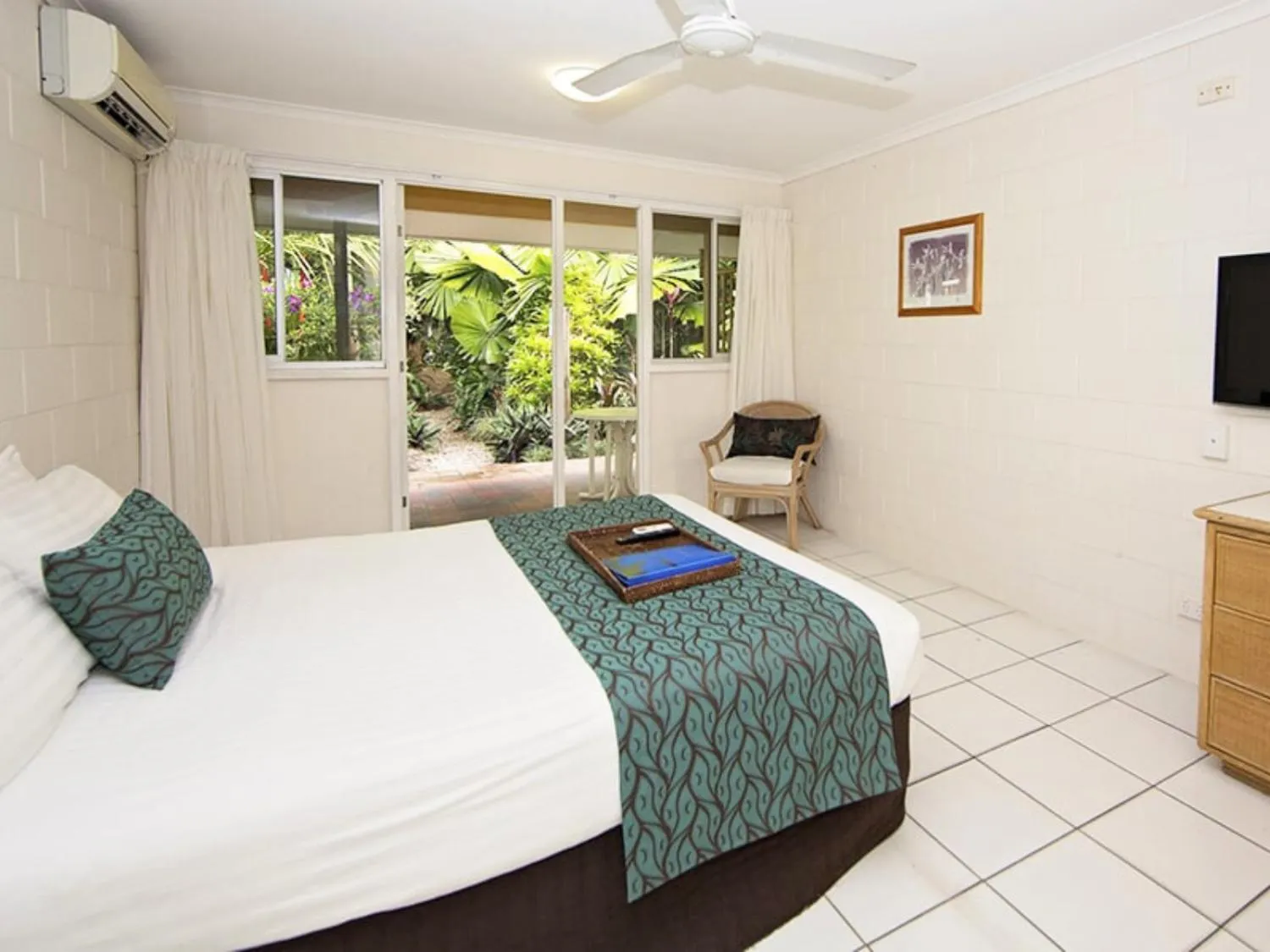 Bed in Castaways Resort & Spa On Mission Beach