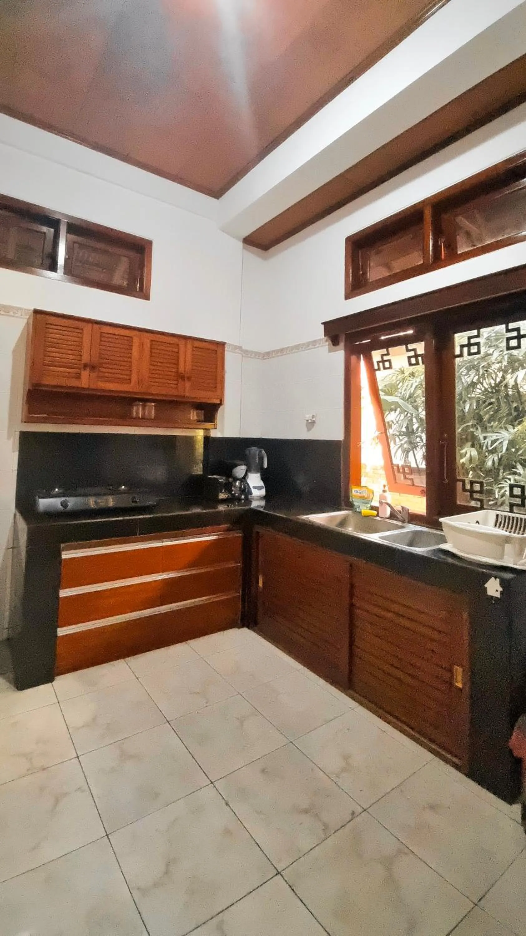 Kitchen or kitchenette in Balinda Rooms & Villa
