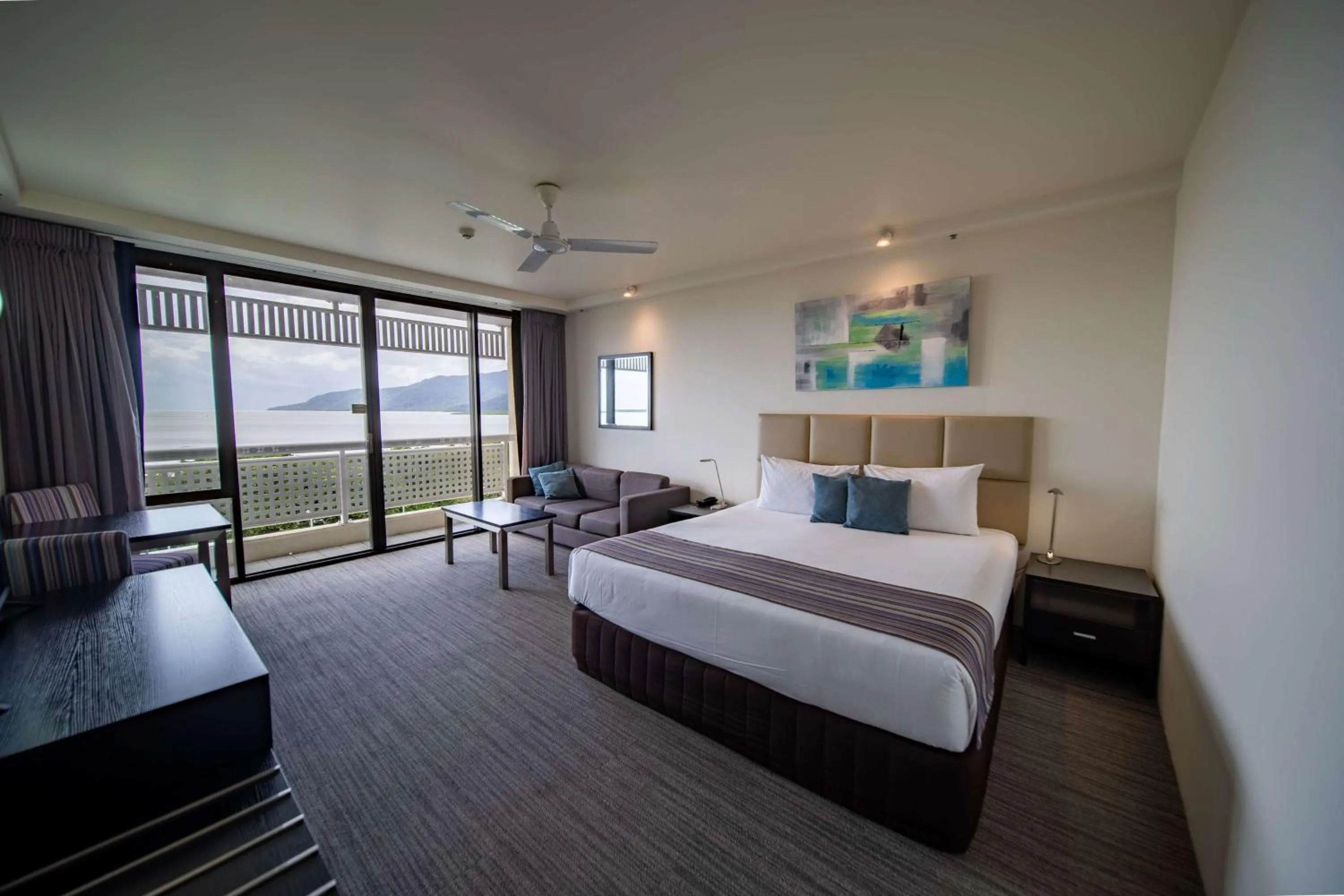 Bedroom, Bed in Rydges Esplanade Resort Cairns