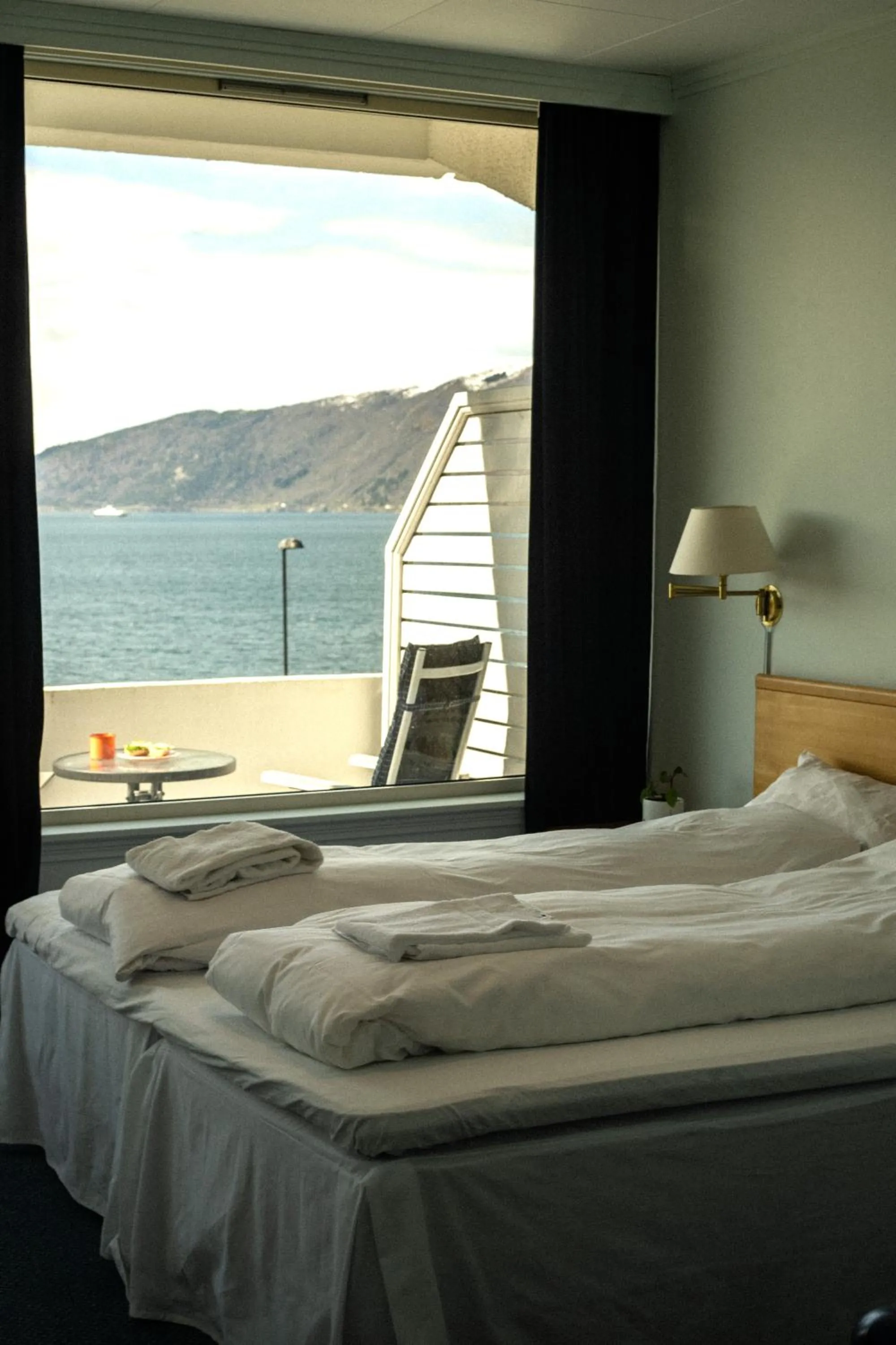 Twin Room with Sea View in Balestrand Hotel