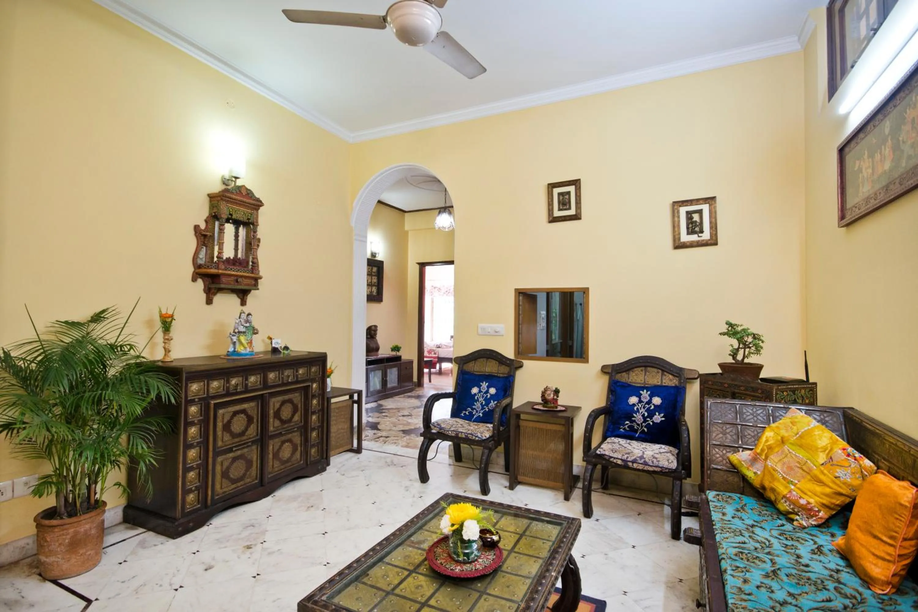 Communal lounge/ TV room in Prakash Kutir B&B