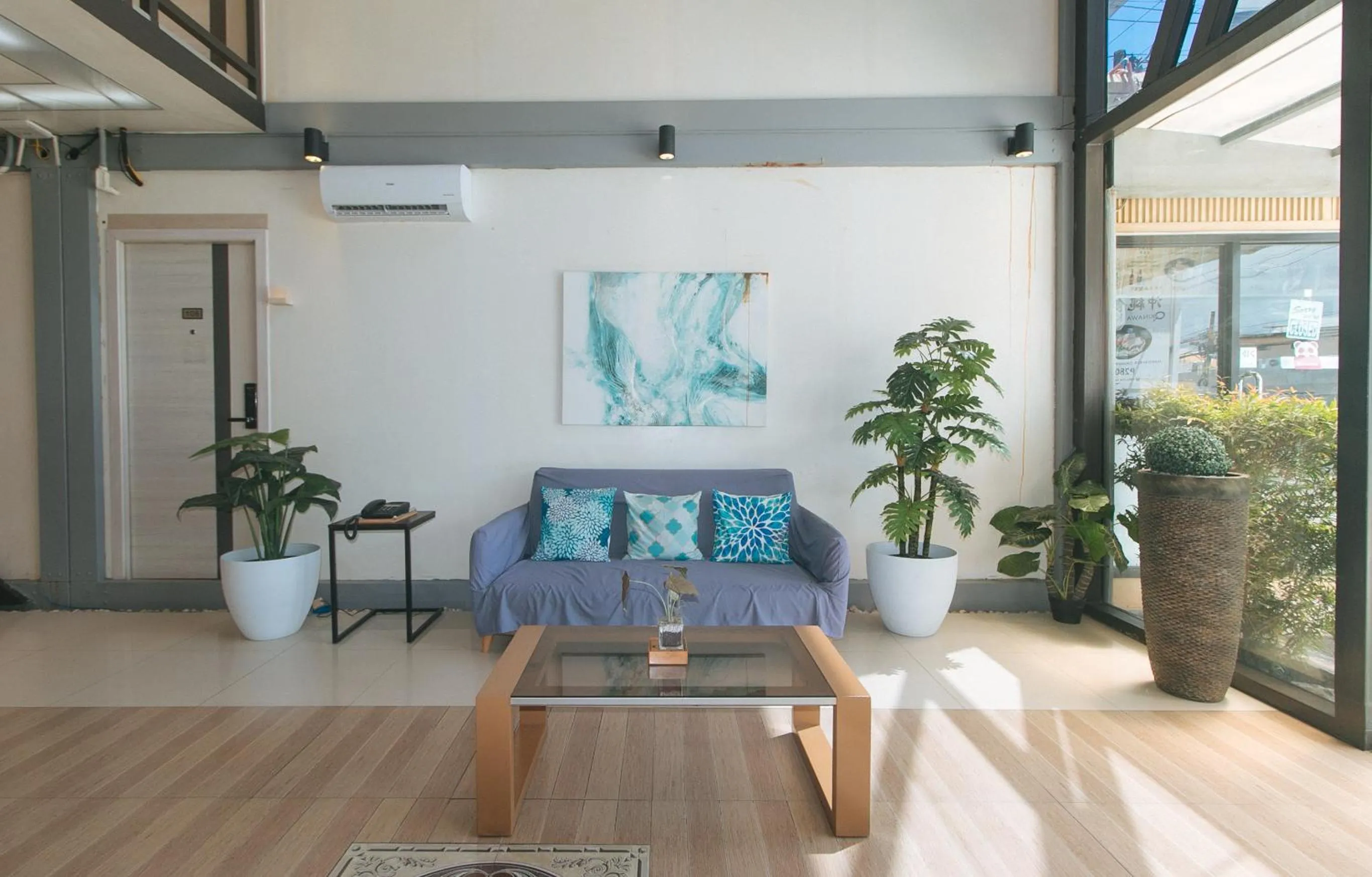 Seating area in RedDoorz Plus @ AS Fortuna Cebu