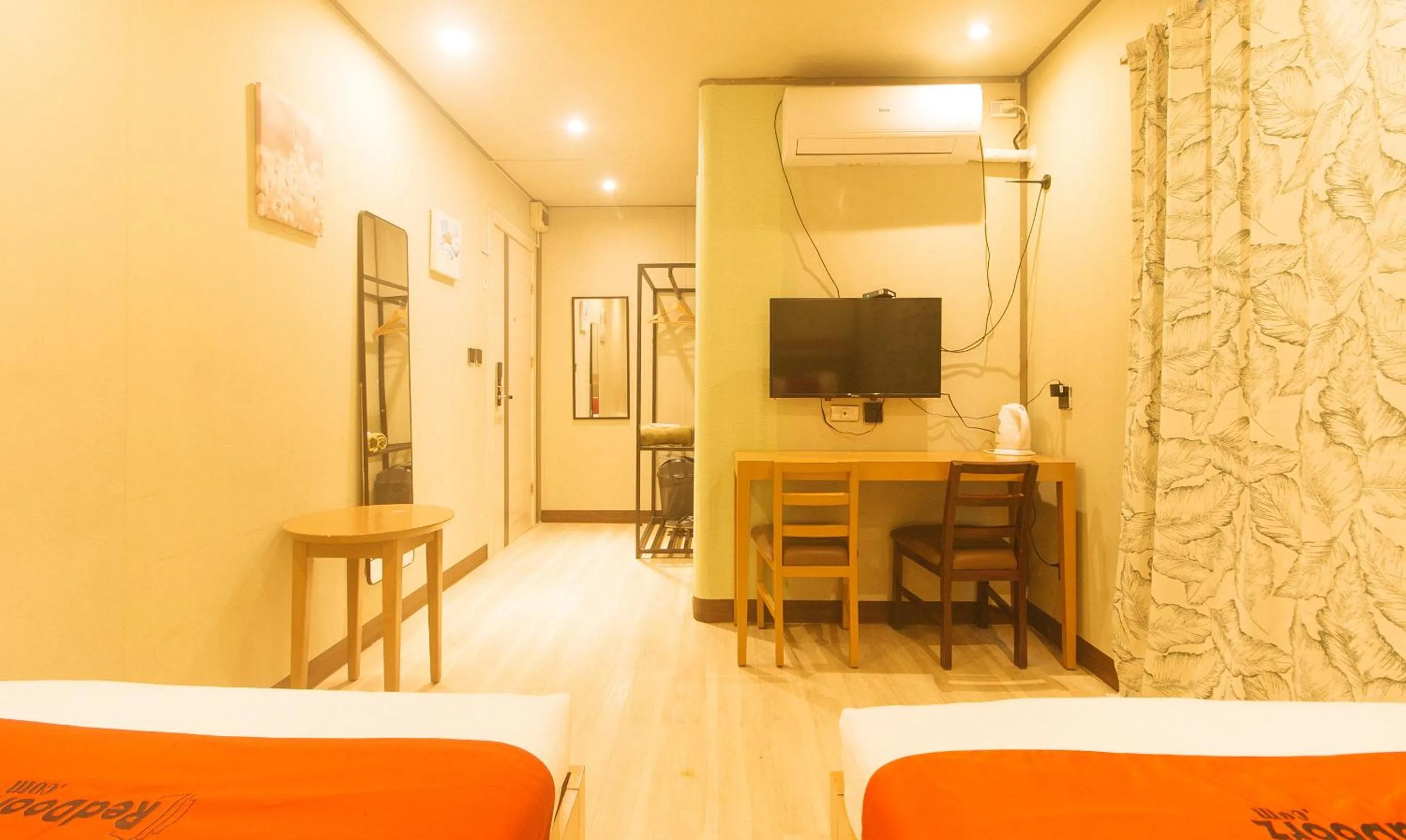 TV and multimedia, Bed in RedDoorz Plus @ AS Fortuna Cebu