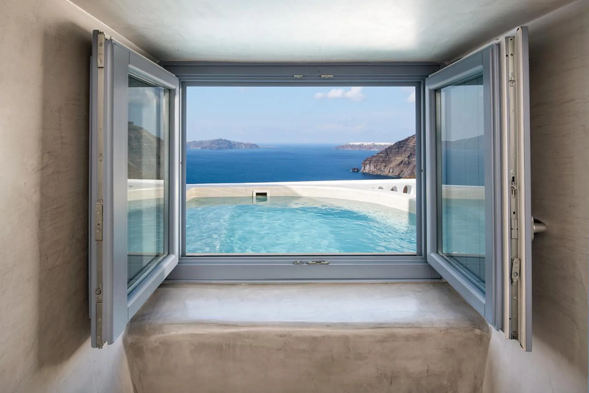 Hot Tub in Athina Luxury Suites