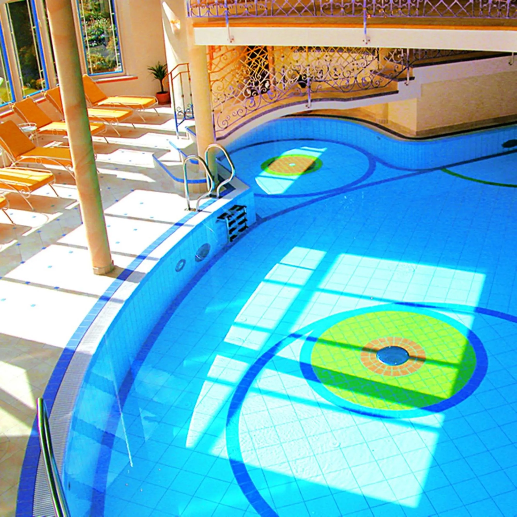 Swimming pool in Hotel Neue Post
