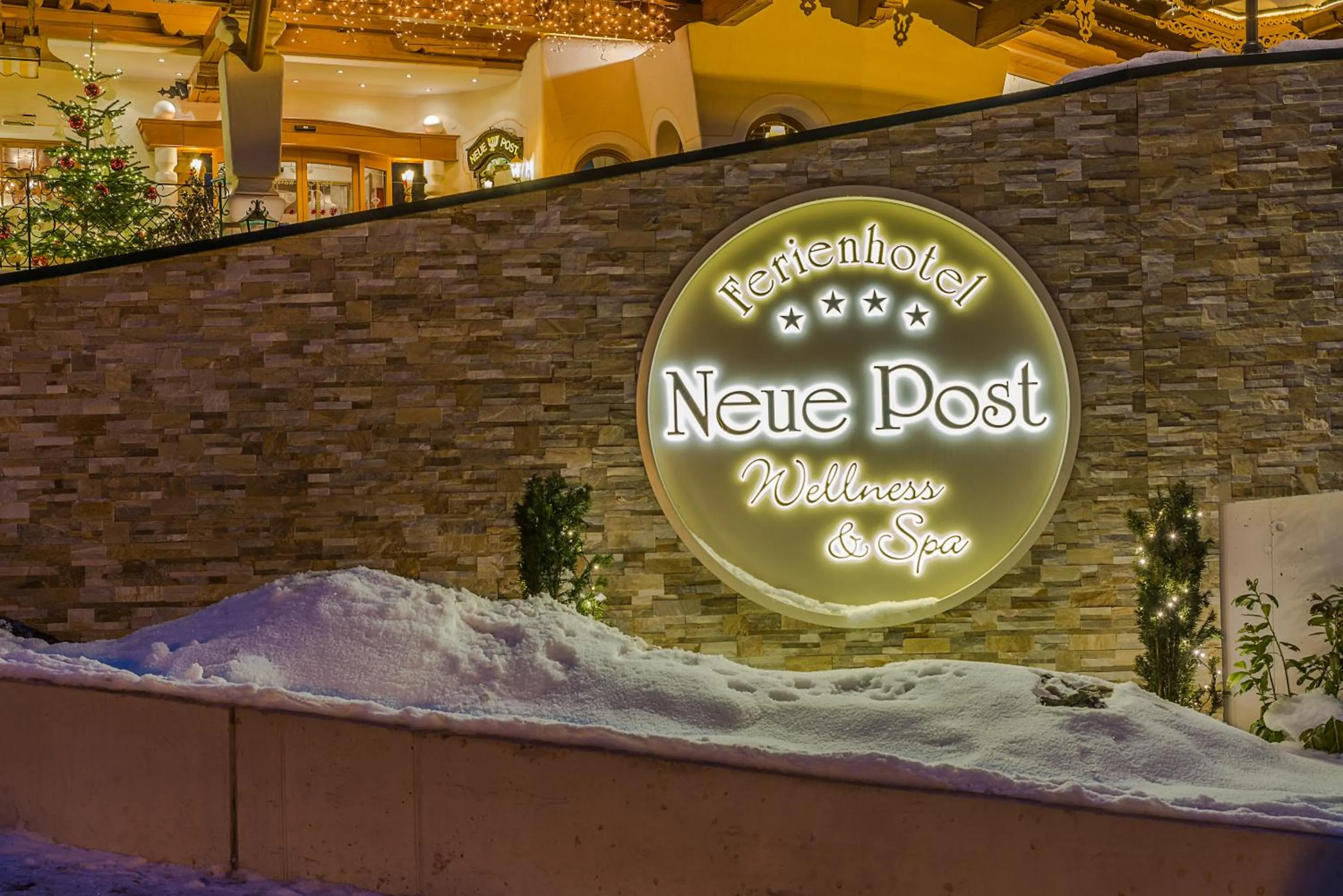 Facade/entrance in Hotel Neue Post