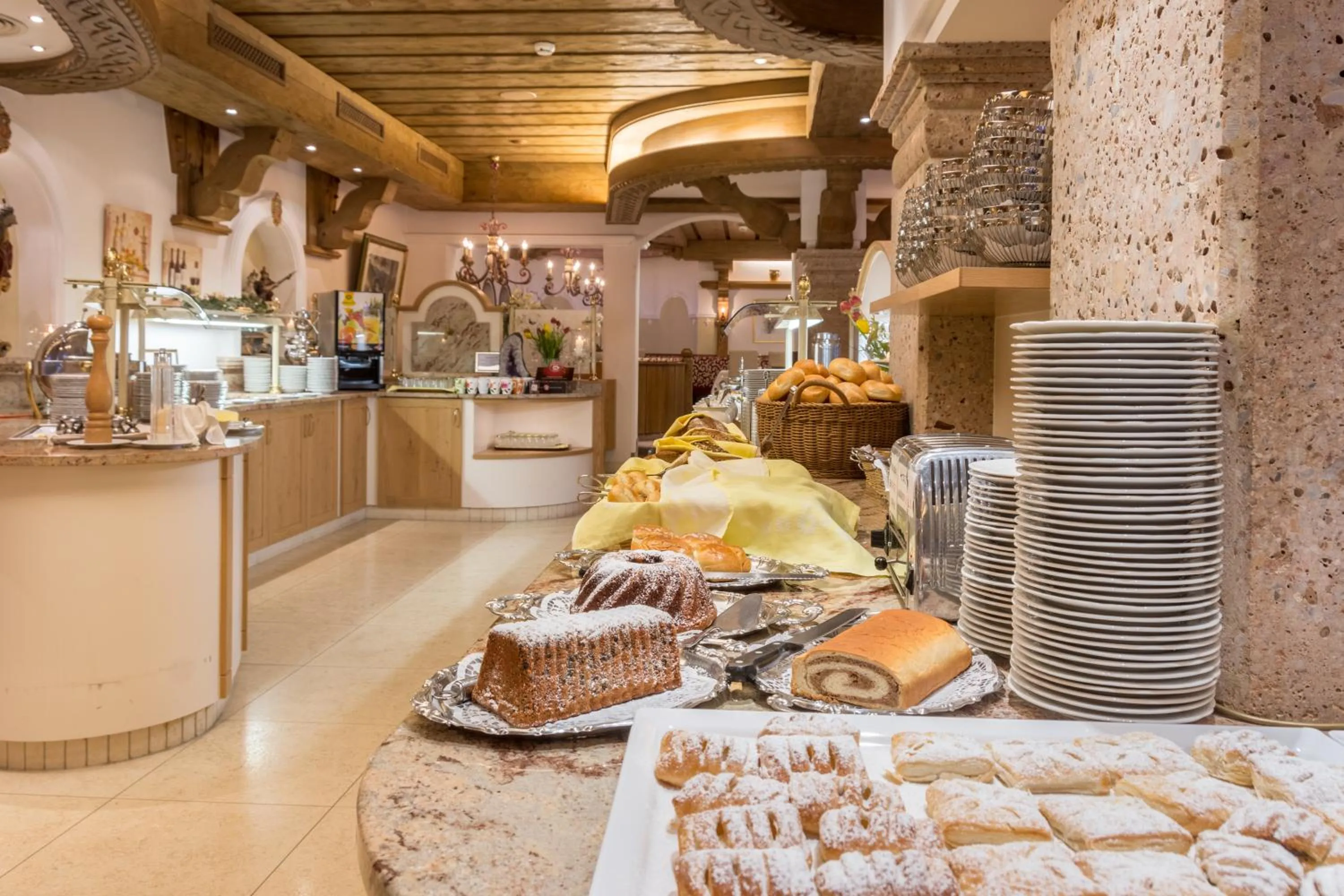 Breakfast in Hotel Neue Post