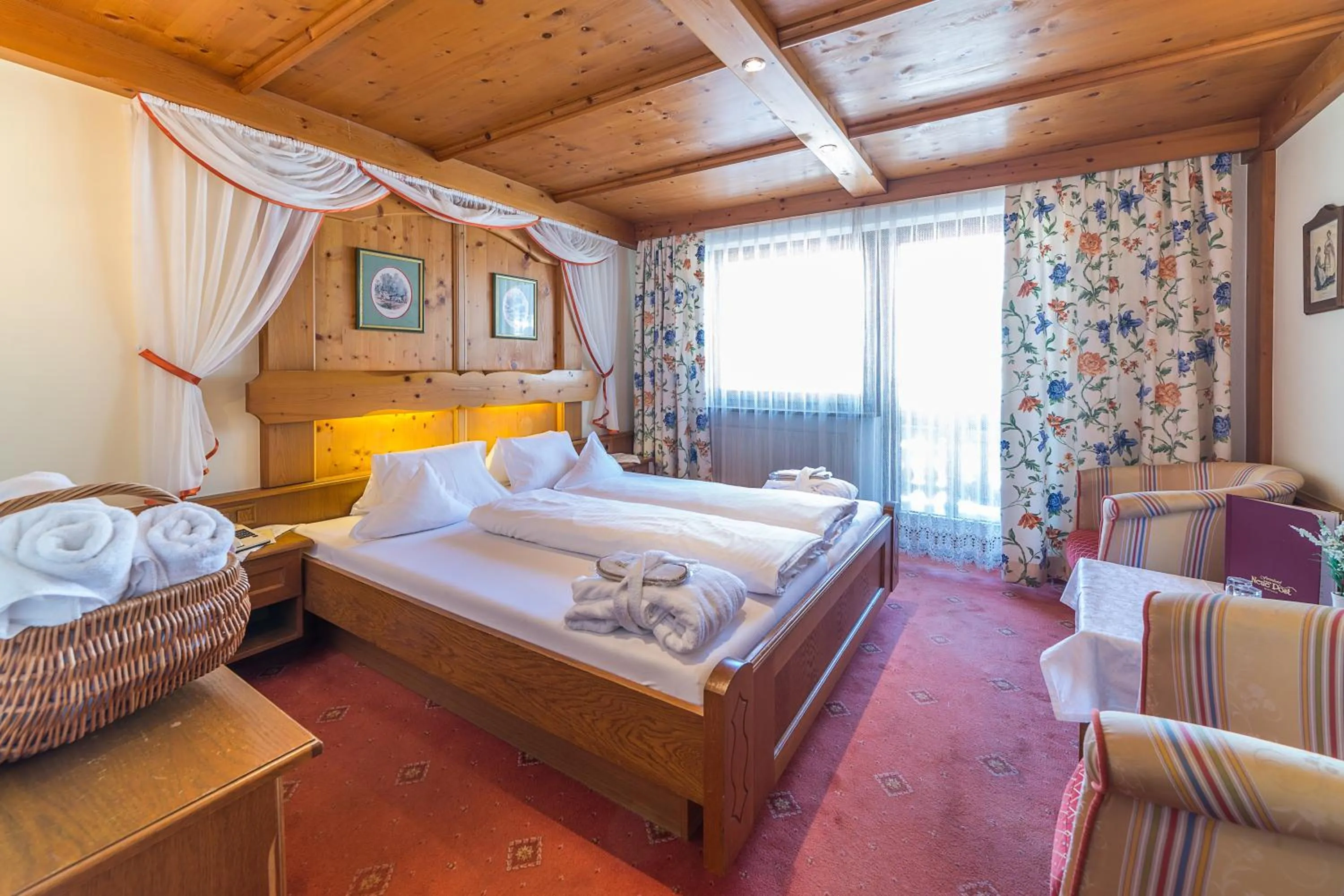 Bed in Hotel Neue Post